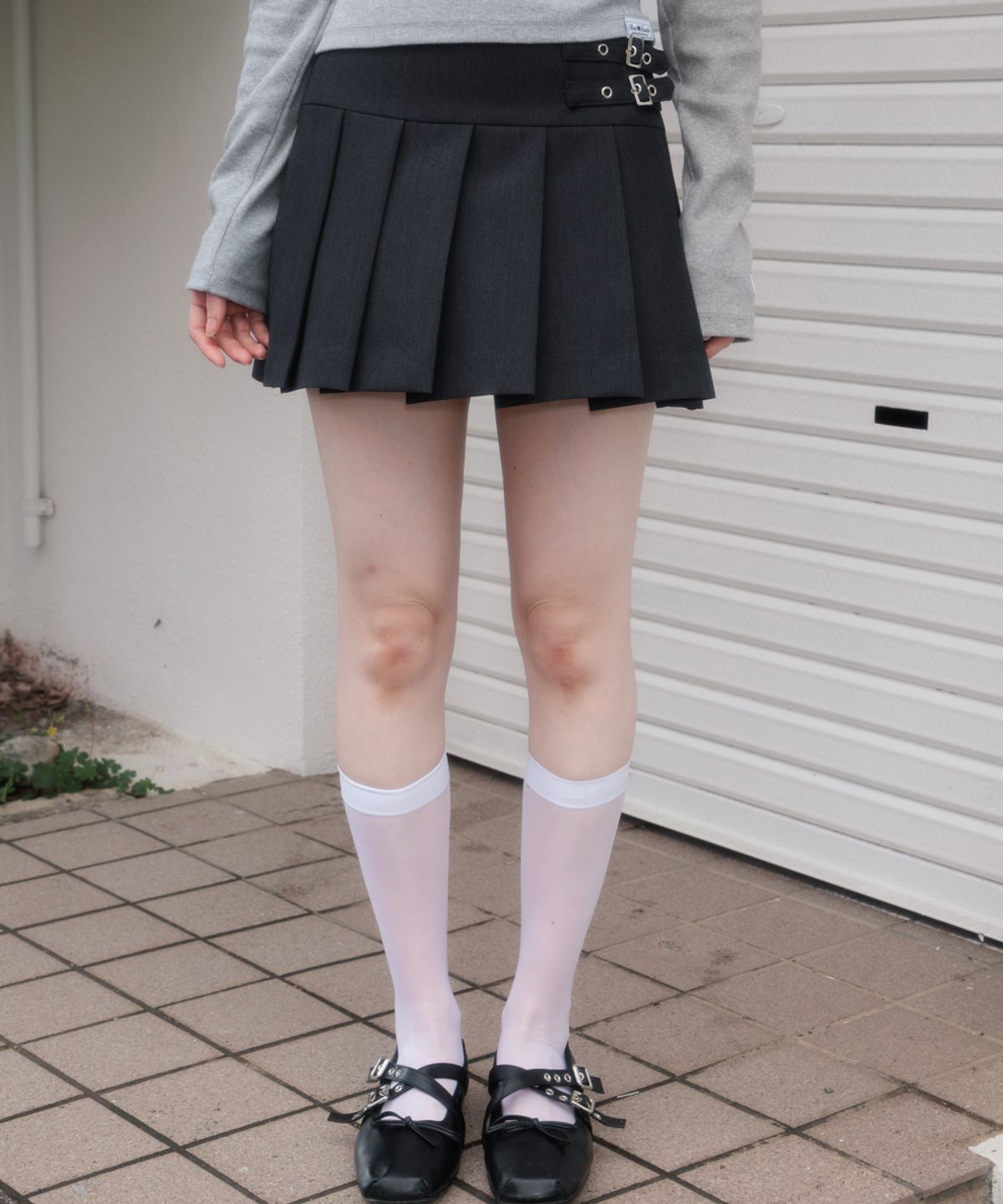 로제프란츠(ROSEFRANTZ) Double Buckle Pleat Mini Skirt [Charcoal]