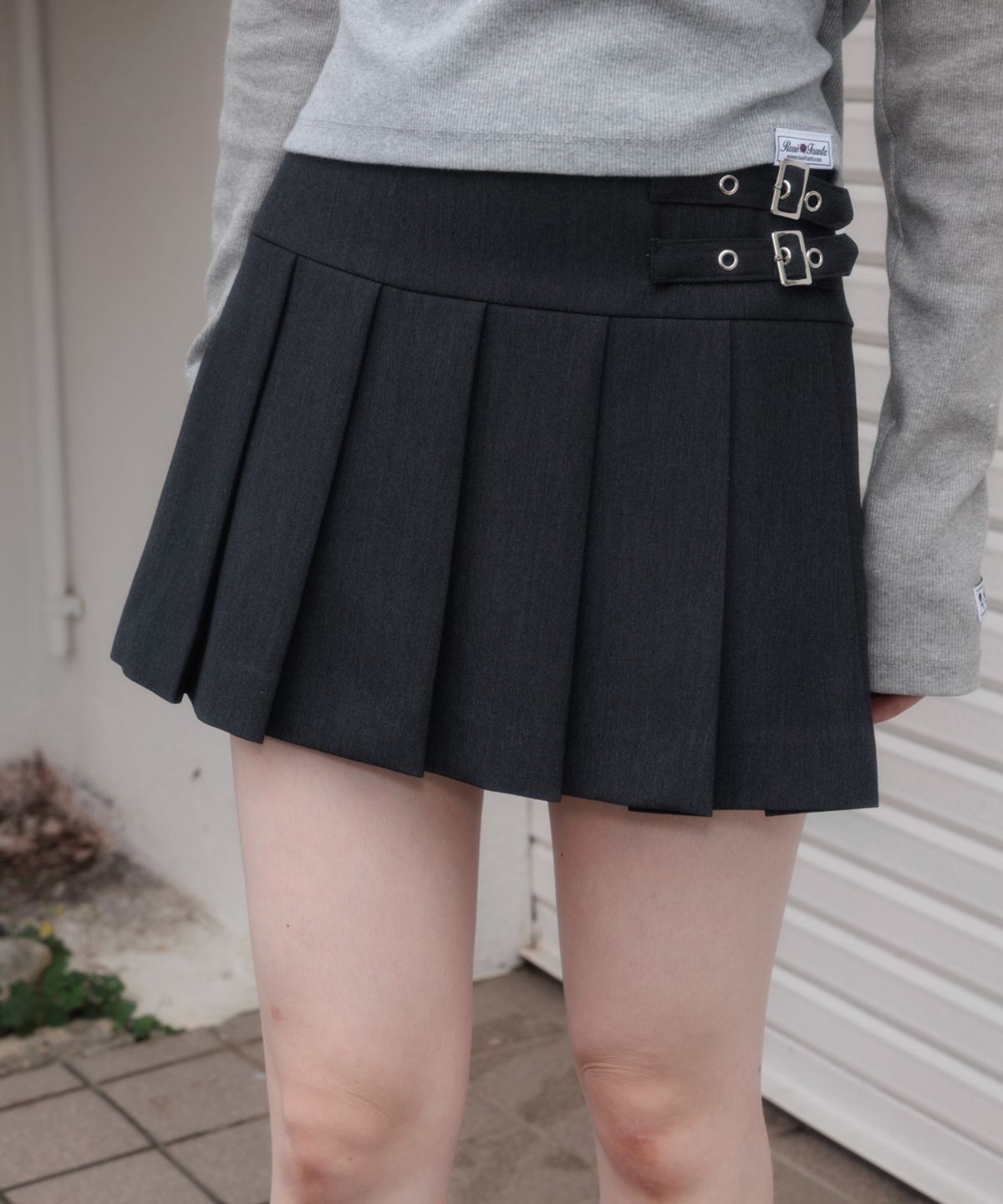 로제프란츠(ROSEFRANTZ) Double Buckle Pleat Mini Skirt [Charcoal]
