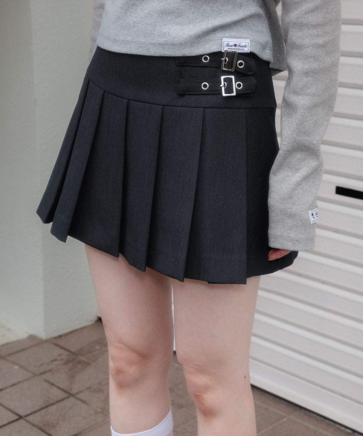 로제프란츠(ROSEFRANTZ) Double Buckle Pleat Mini Skirt [Charcoal]