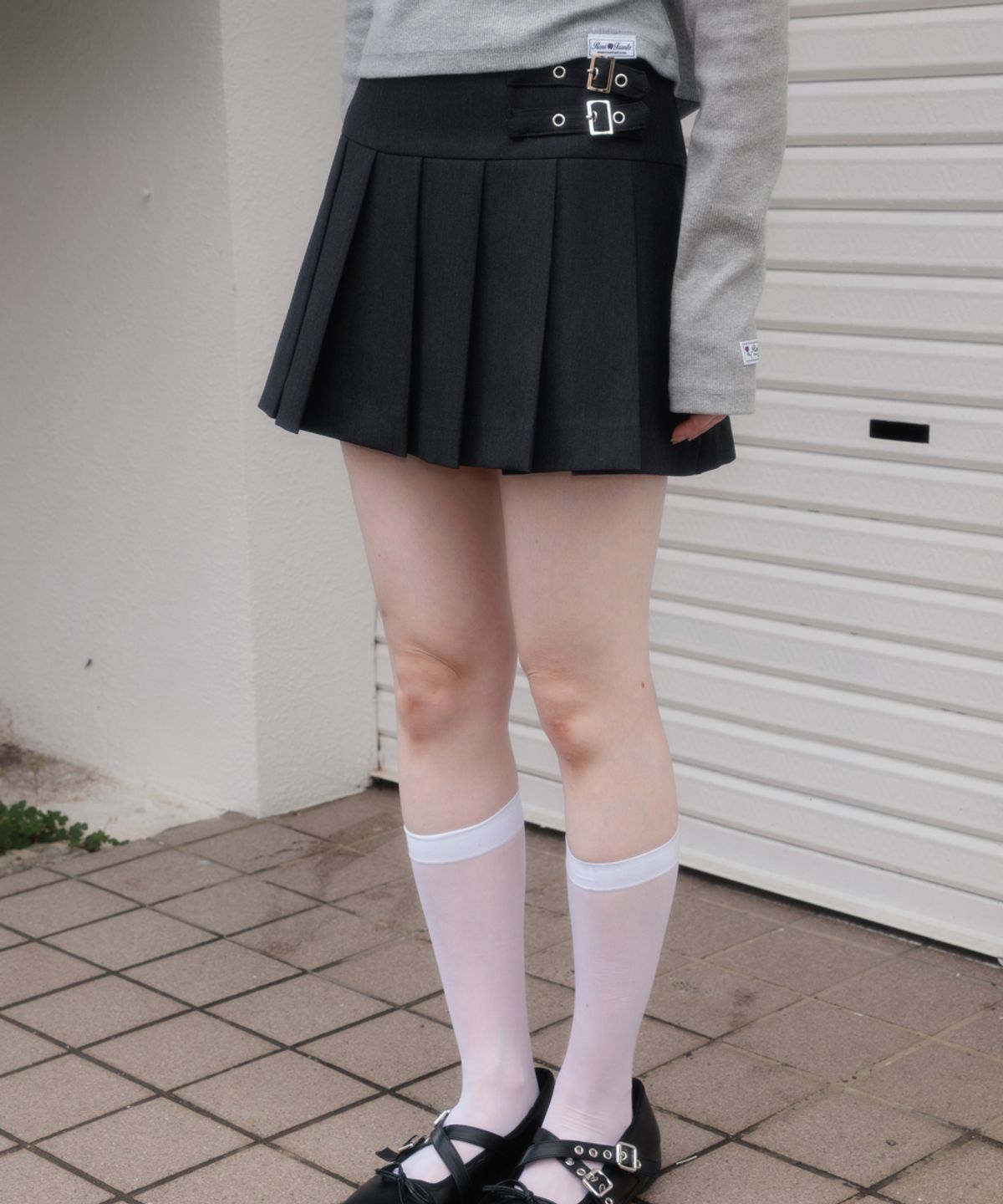 로제프란츠(ROSEFRANTZ) Double Buckle Pleat Mini Skirt [Charcoal]