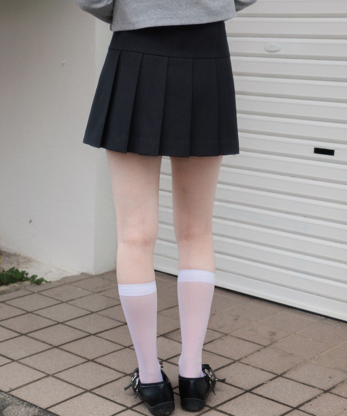 로제프란츠(ROSEFRANTZ) Double Buckle Pleat Mini Skirt [Charcoal]