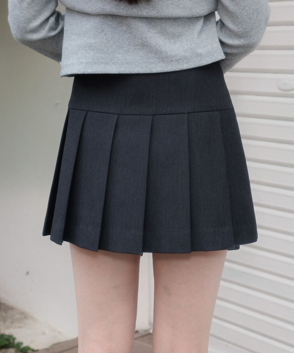 로제프란츠(ROSEFRANTZ) Double Buckle Pleat Mini Skirt [Charcoal]