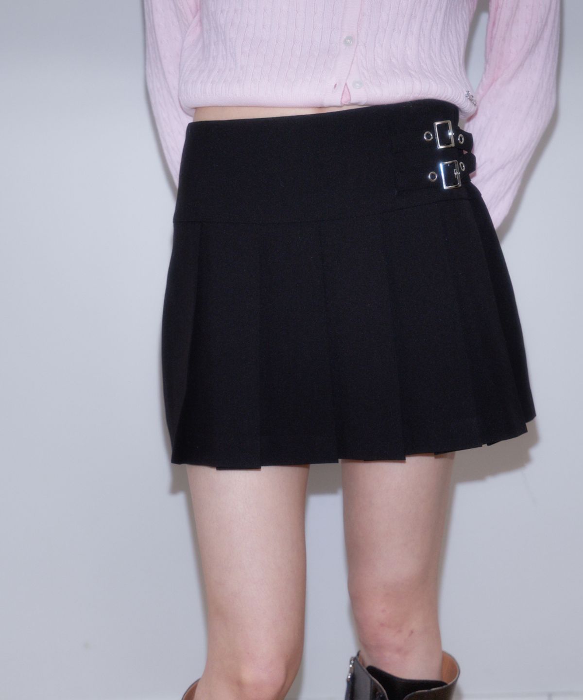 로제프란츠(ROSEFRANTZ) Double Buckle Pleat Mini Skirt [Black]