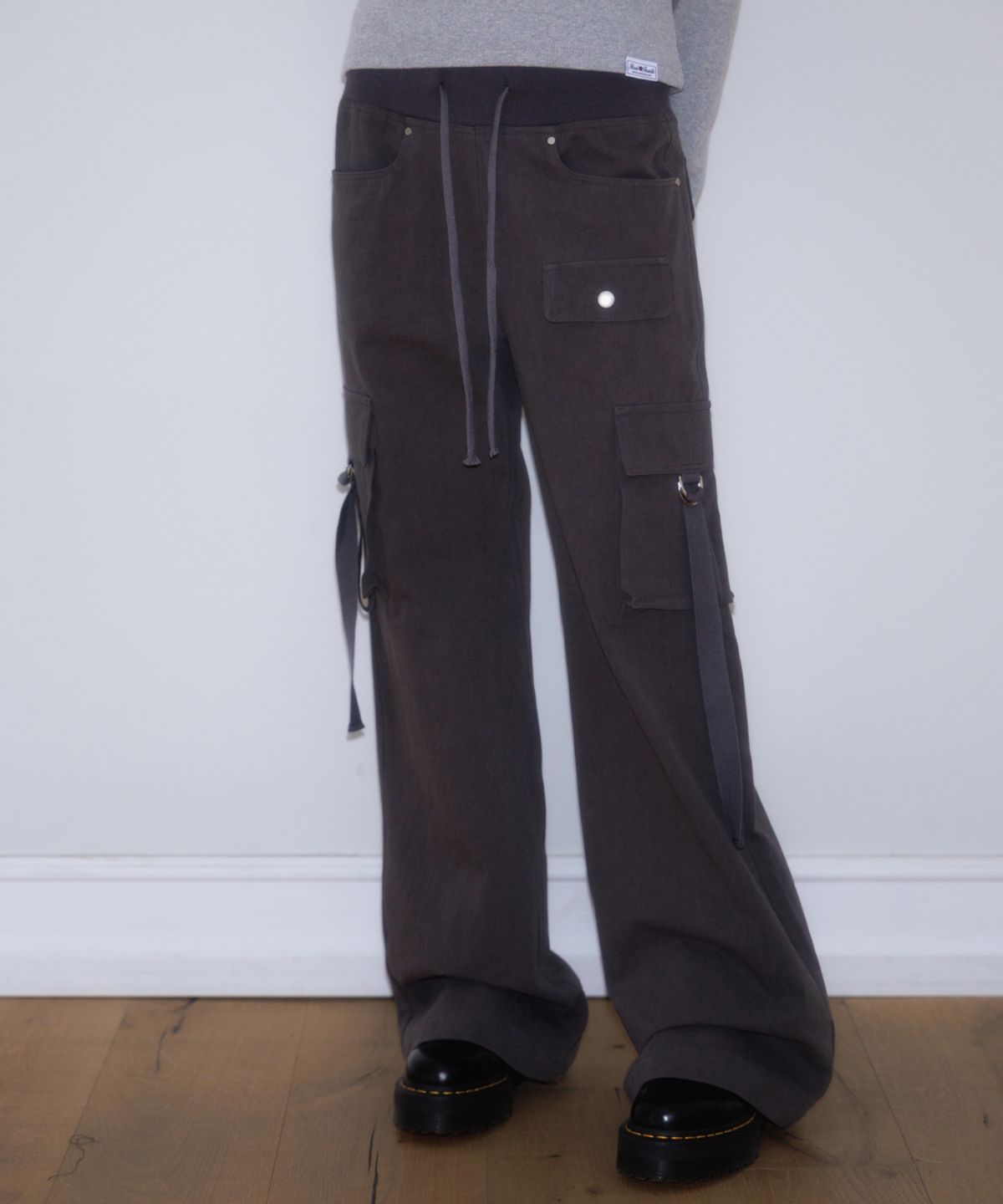 로제프란츠(ROSEFRANTZ) Cargo Slim Bootcut Pants [Charcoal]