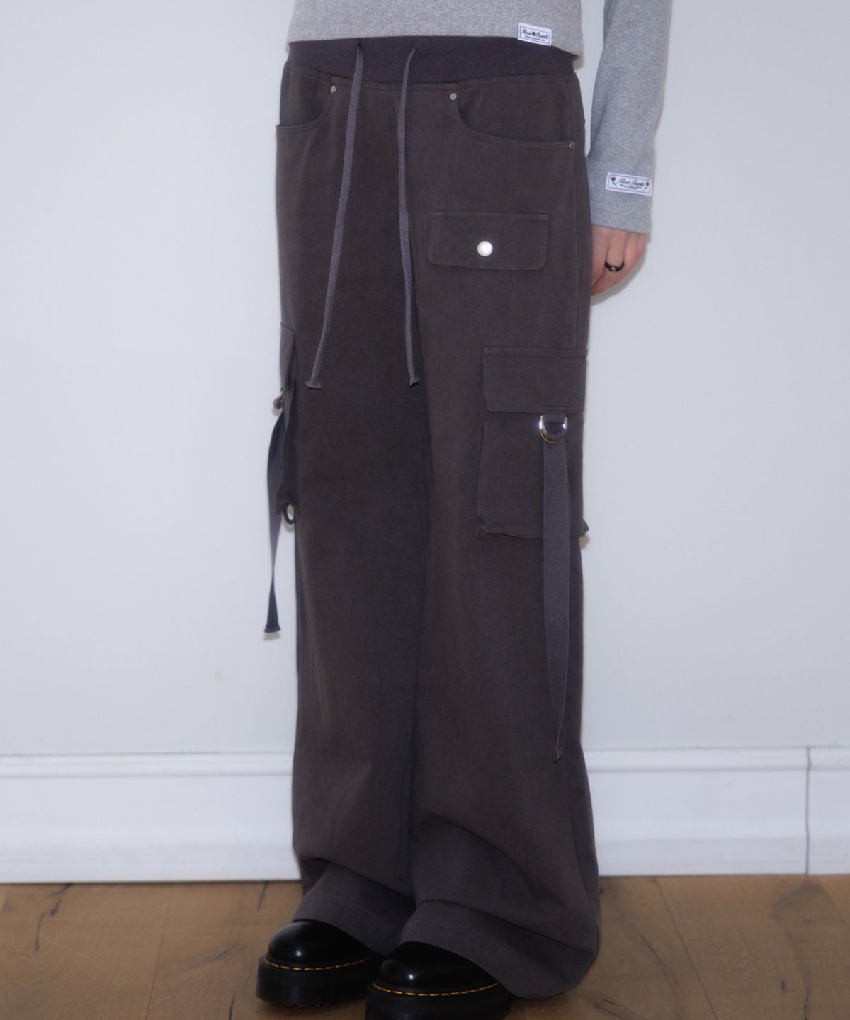 로제프란츠(ROSEFRANTZ) Cargo Slim Bootcut Pants [Charcoal]