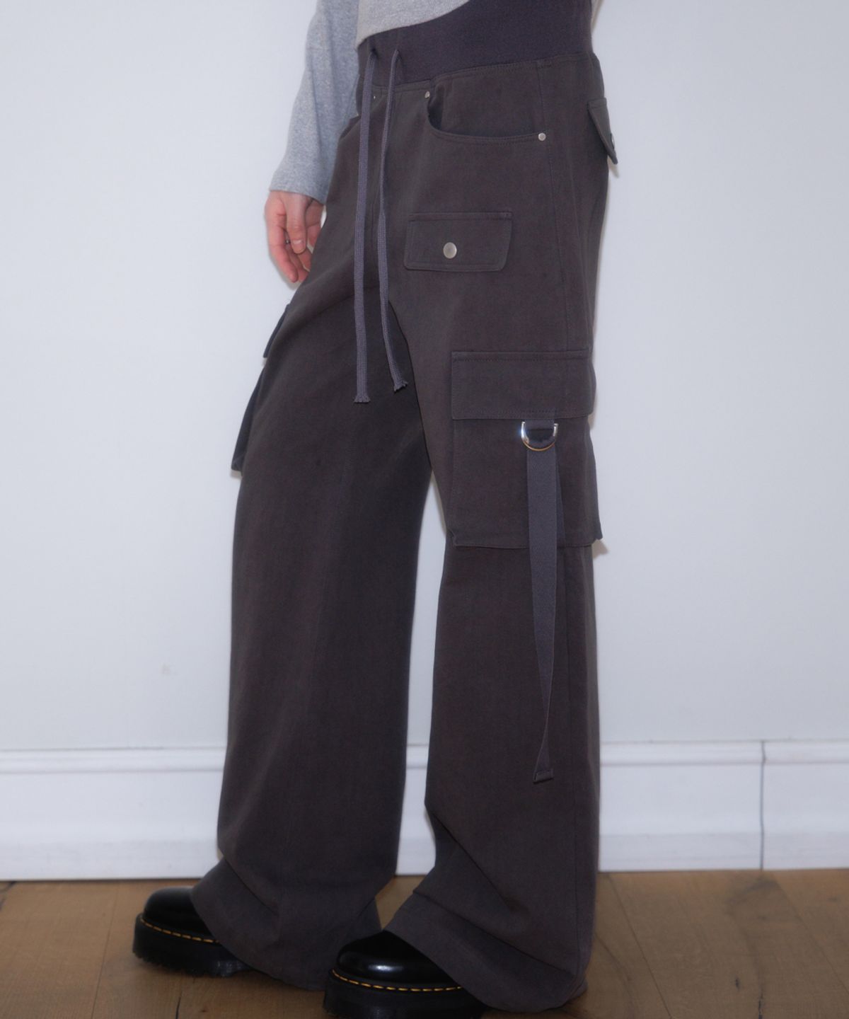 로제프란츠(ROSEFRANTZ) Cargo Slim Bootcut Pants [Charcoal]