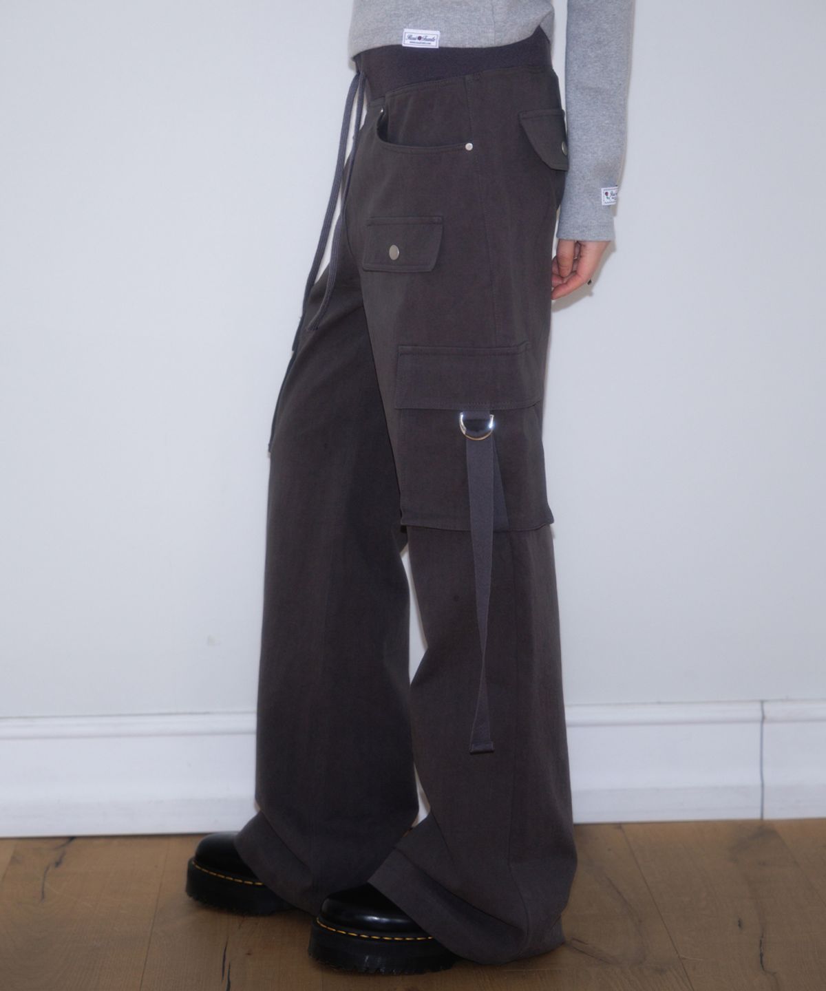 로제프란츠(ROSEFRANTZ) Cargo Slim Bootcut Pants [Charcoal]