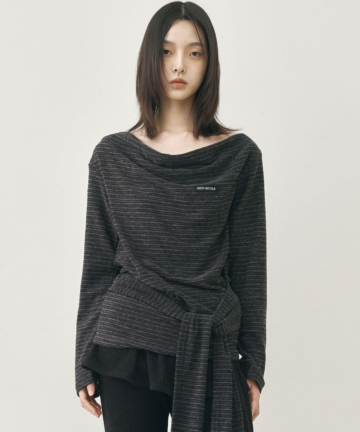 닉앤니콜(NICK&NICOLE) DRAPE WRAP LONG SLEEVE TOP_CHARCOAL