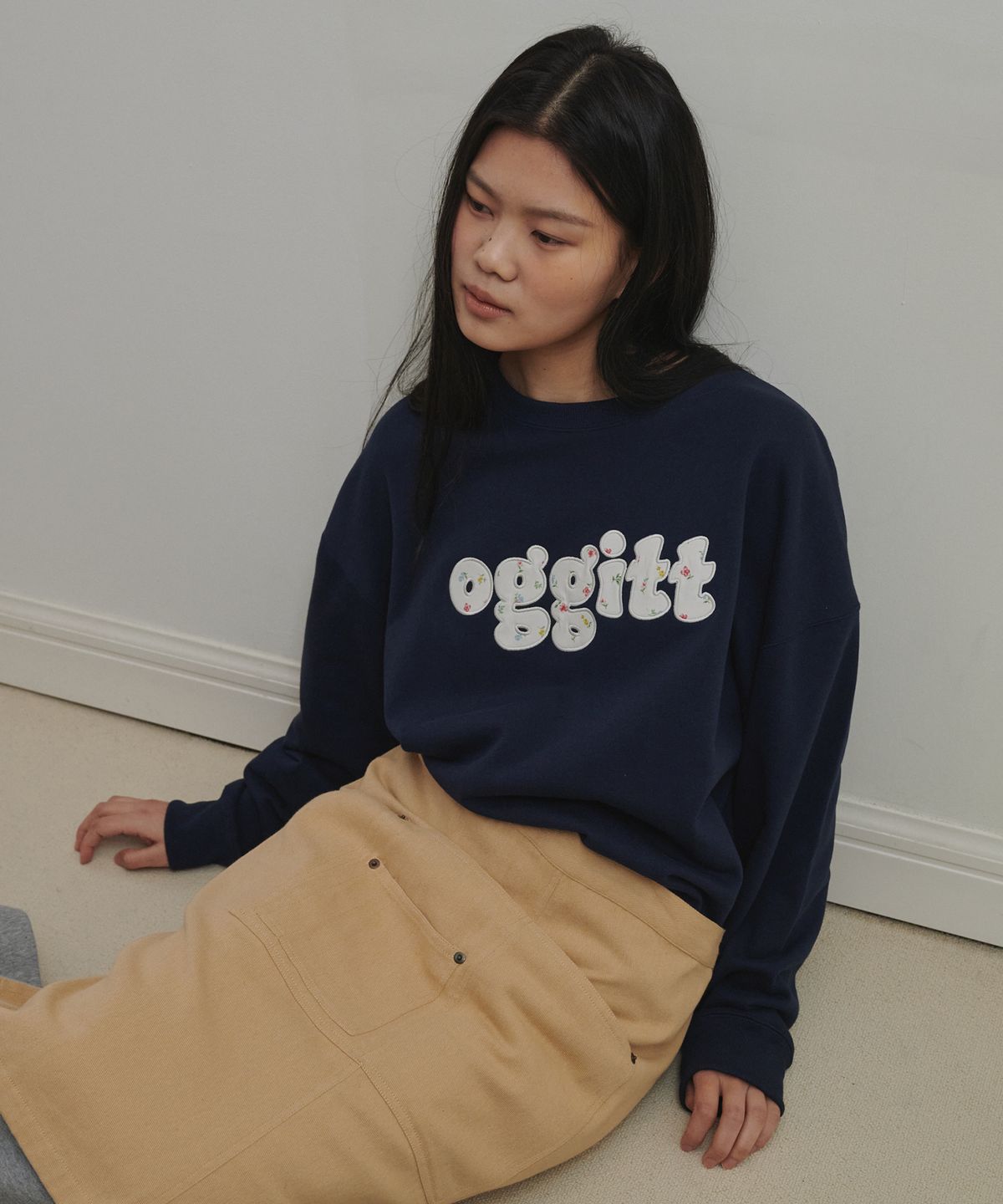 오끼뜨(OGGITT) 플라워 패치워크 스웻셔츠 네이비