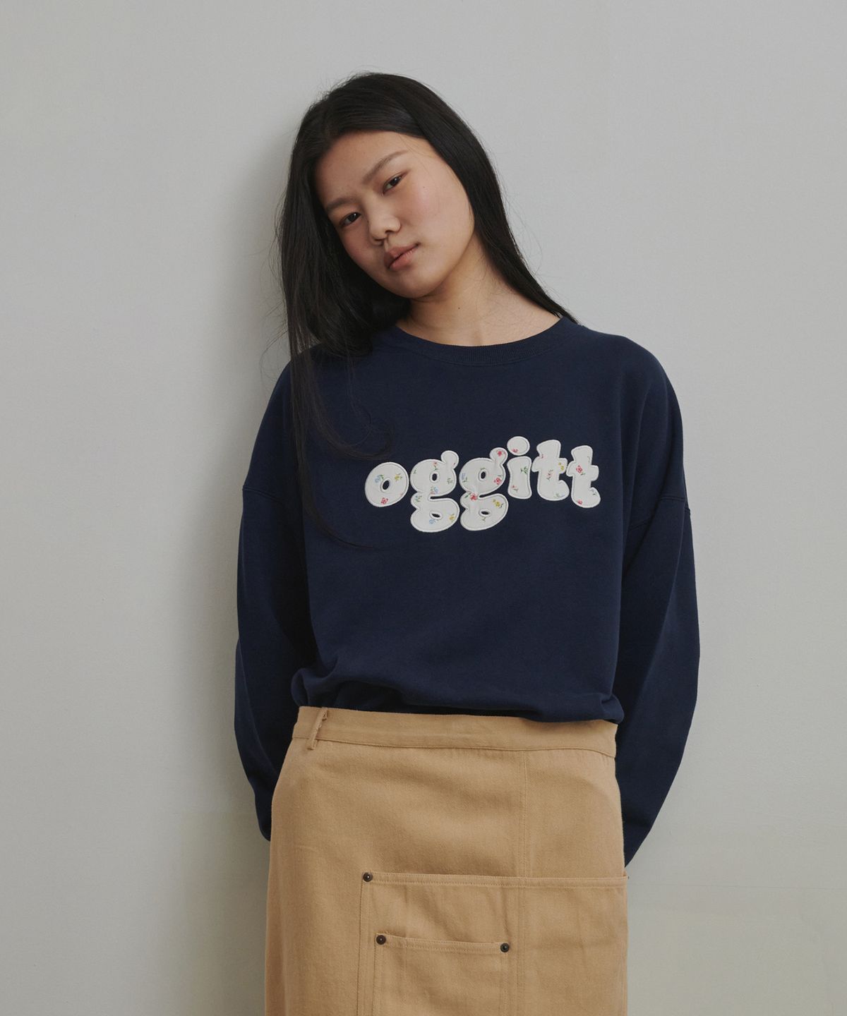 오끼뜨(OGGITT) 플라워 패치워크 스웻셔츠 네이비