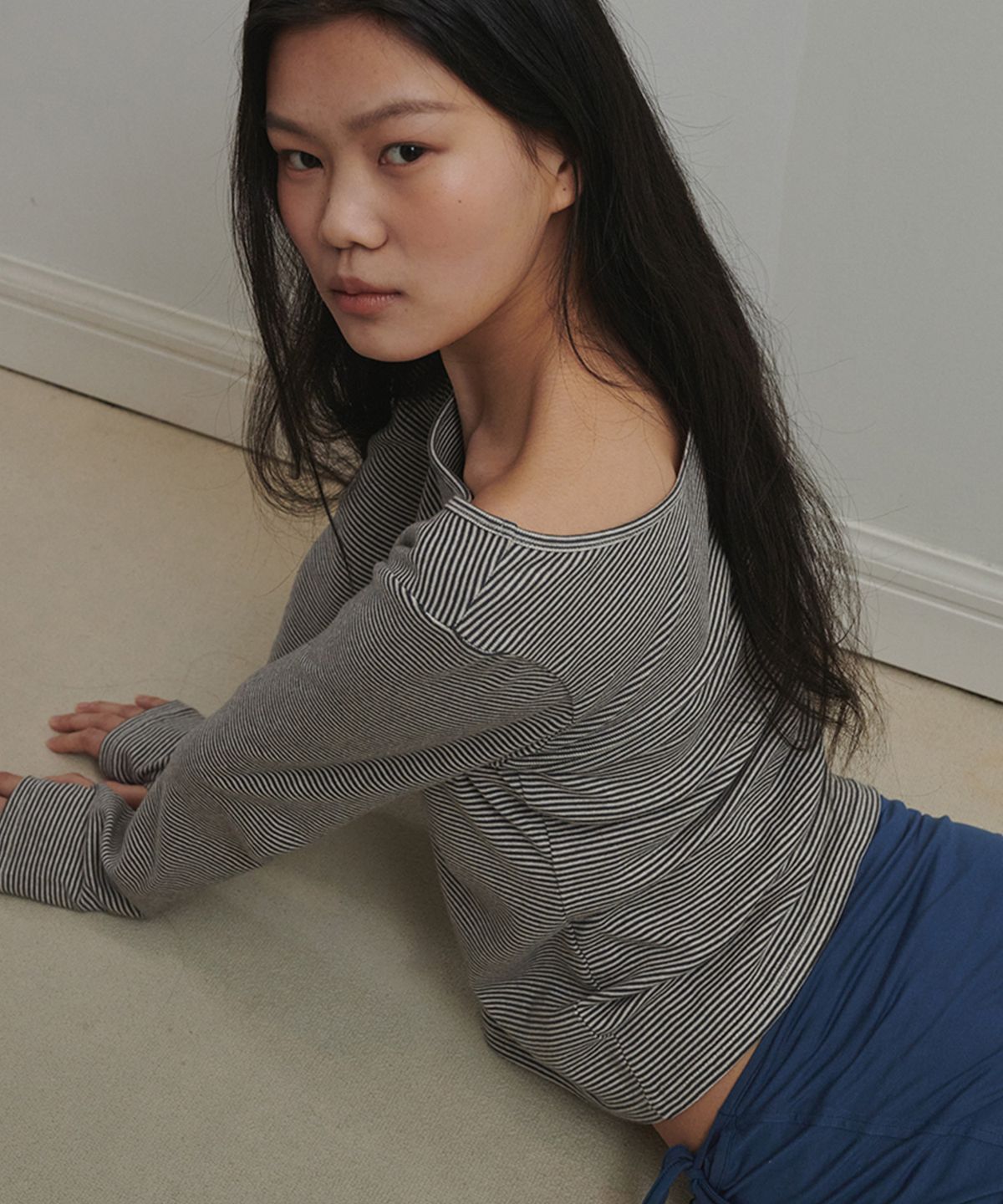 오끼뜨(OGGITT) 보트넥 핑거홀 롱슬리브 스트라이프 차콜화이트