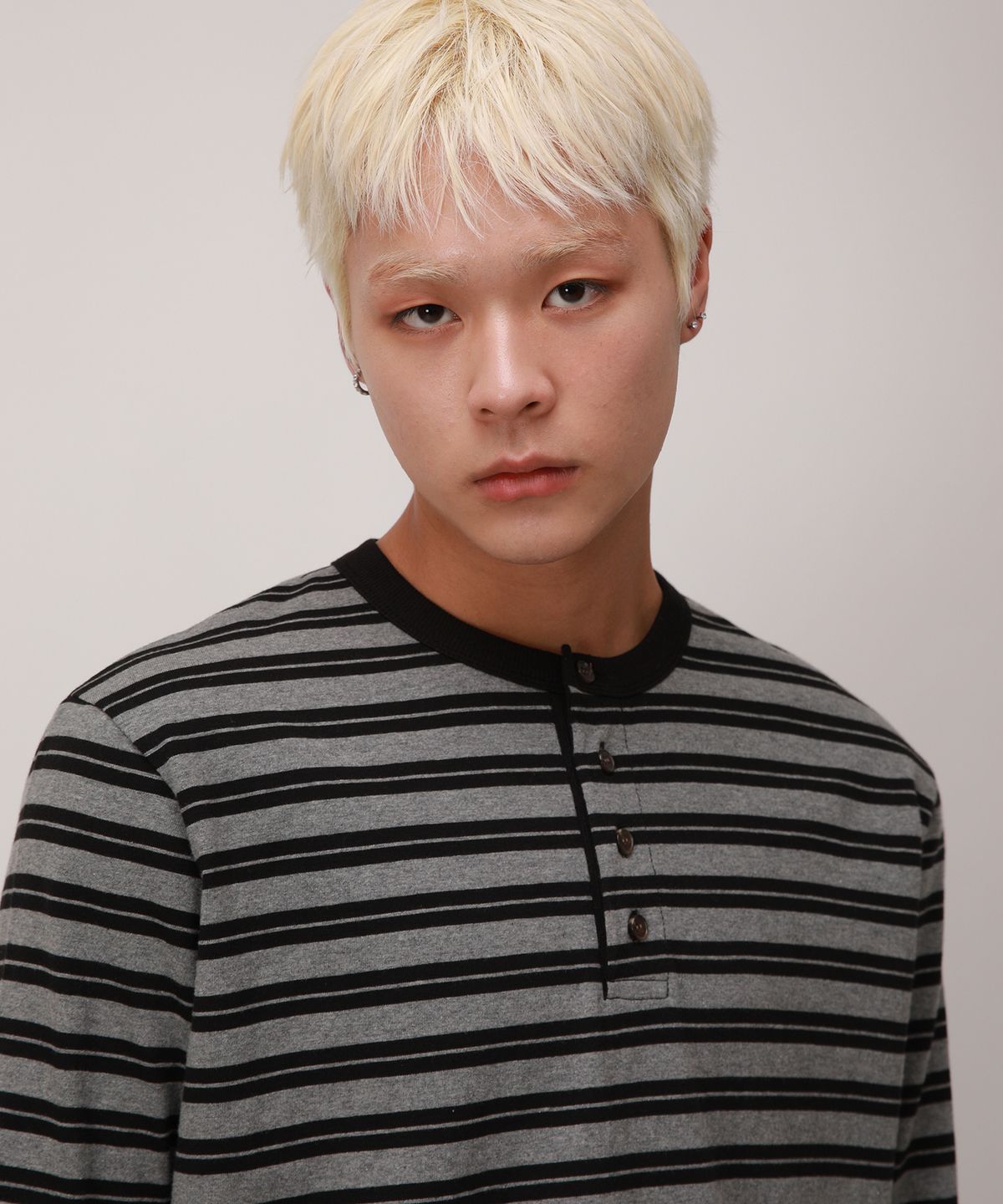 디벨로브(DEVELOVE) 스트라이프 헨리넥 롱슬리브_차콜