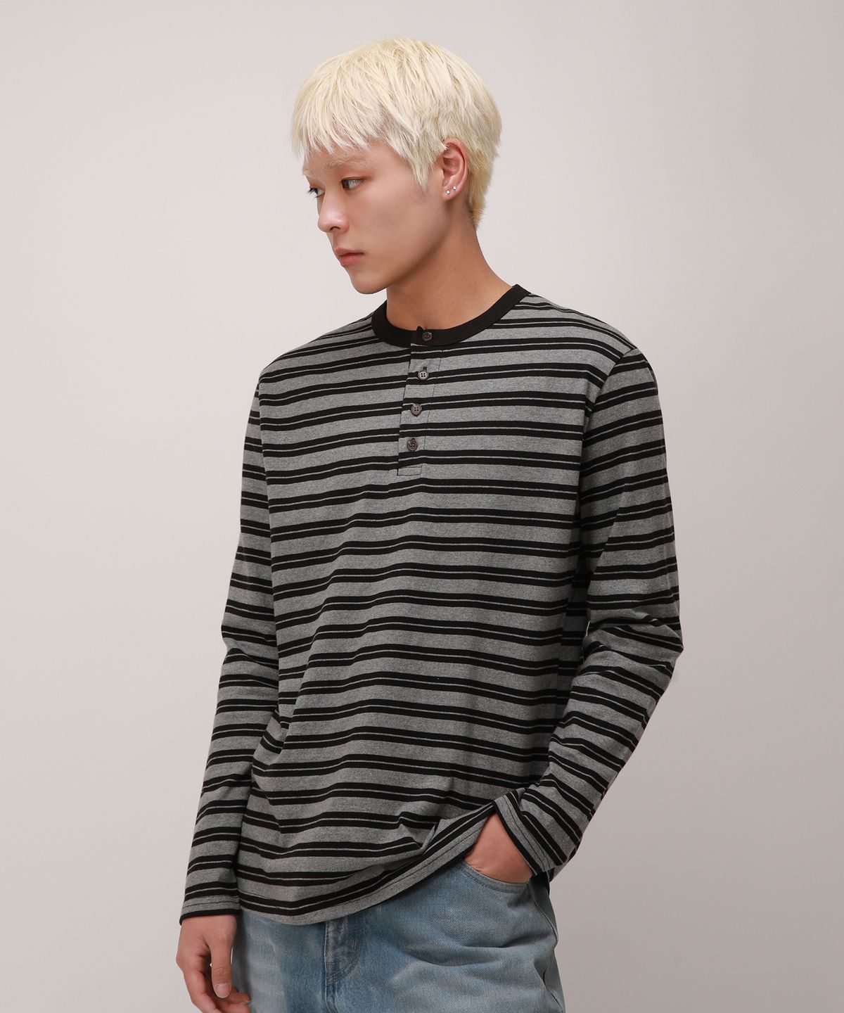 디벨로브(DEVELOVE) 스트라이프 헨리넥 롱슬리브_차콜