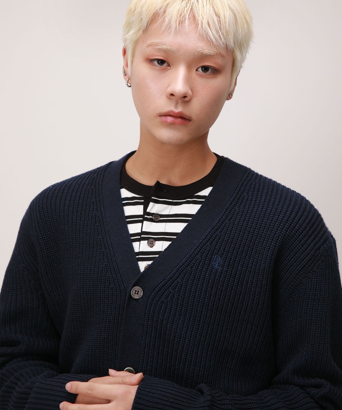 디벨로브(DEVELOVE) 에센셜 하찌 브이넥 가디건_네이비