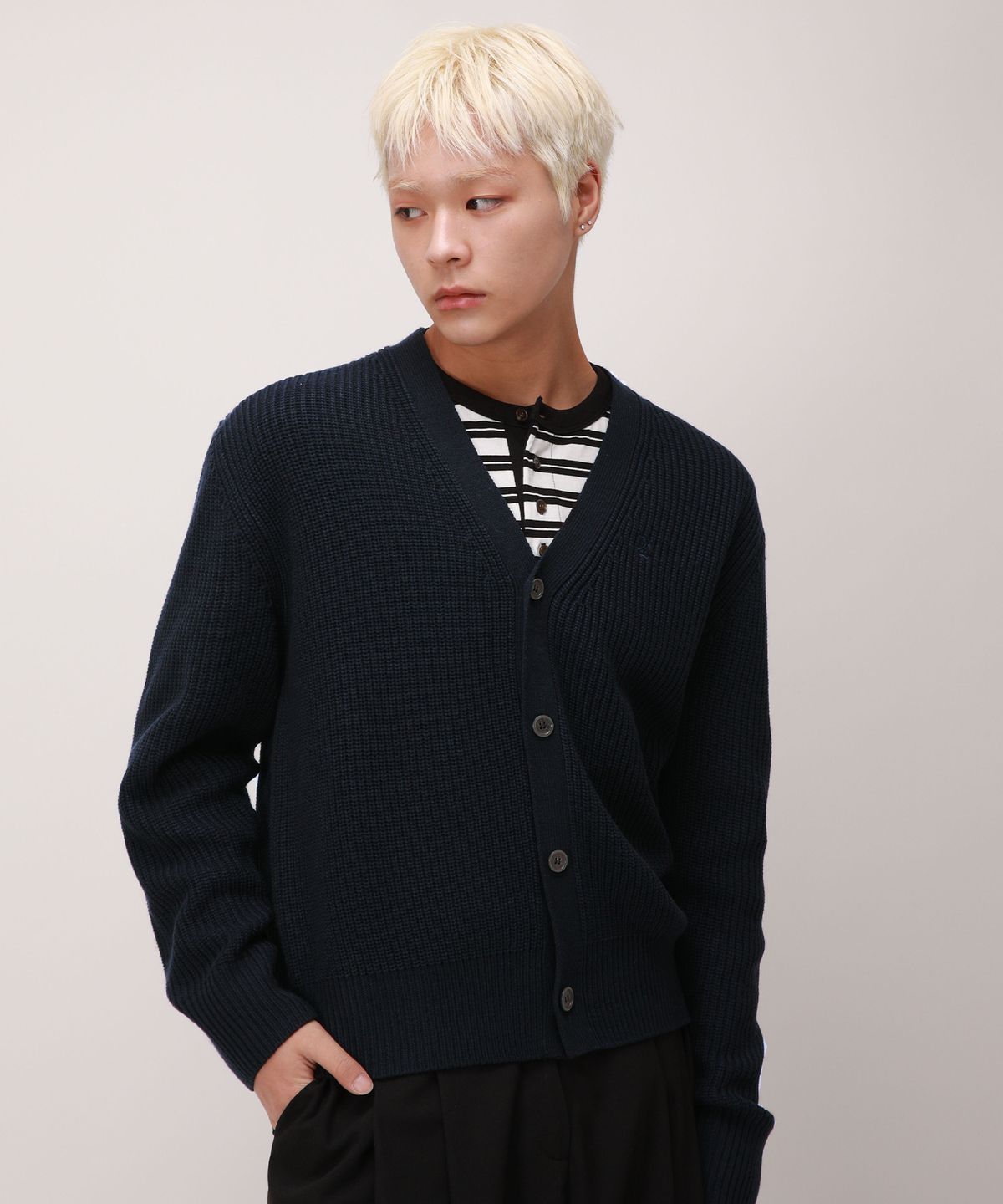 디벨로브(DEVELOVE) 에센셜 하찌 브이넥 가디건_네이비