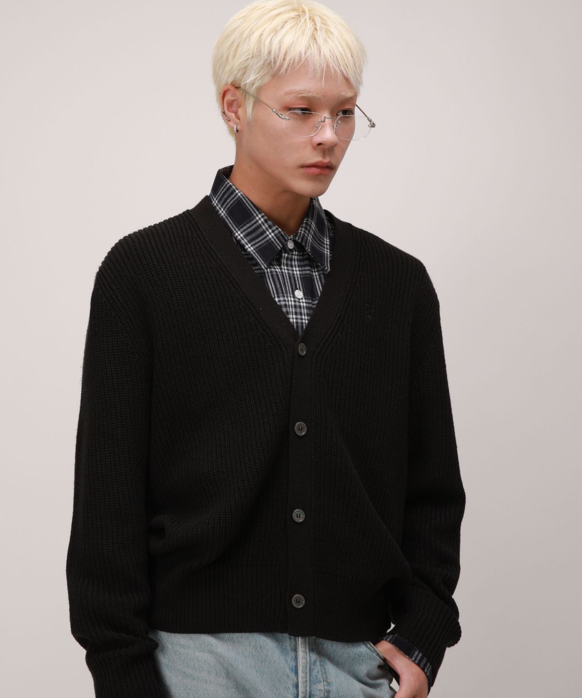 디벨로브(DEVELOVE) 에센셜 하찌 브이넥 가디건_블랙