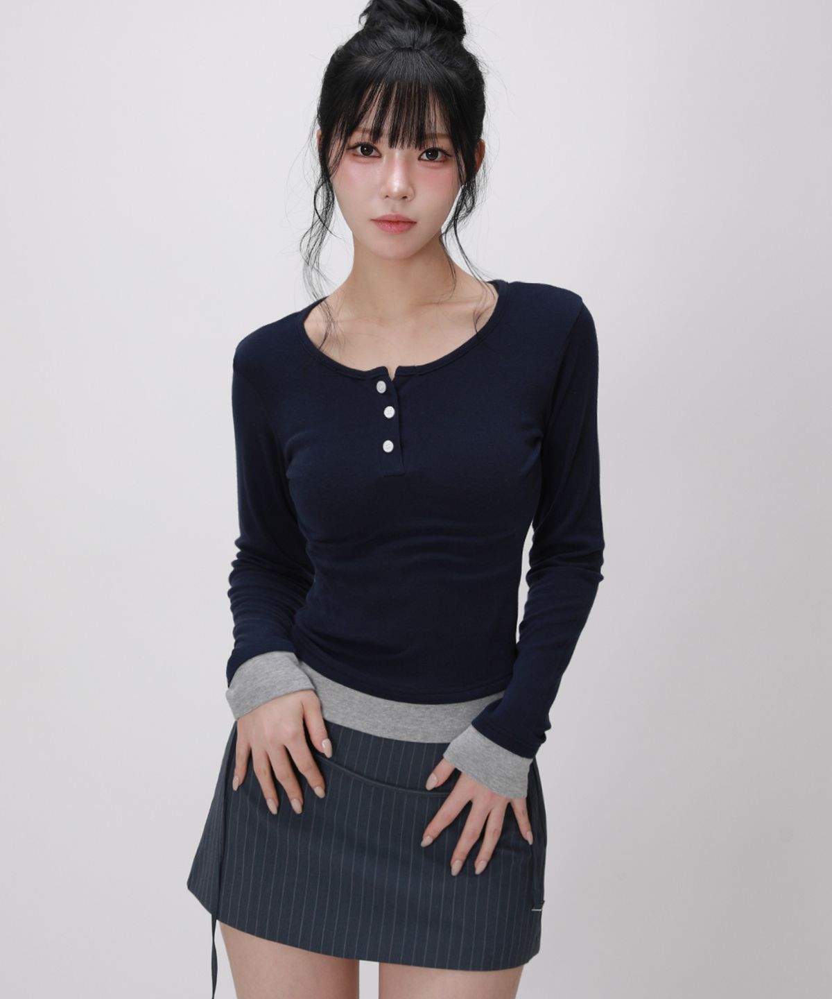 라이크더모스트(LIKE THE MOST) 레이어드 헨리넥 슬림 롱슬리브 탑_네이비