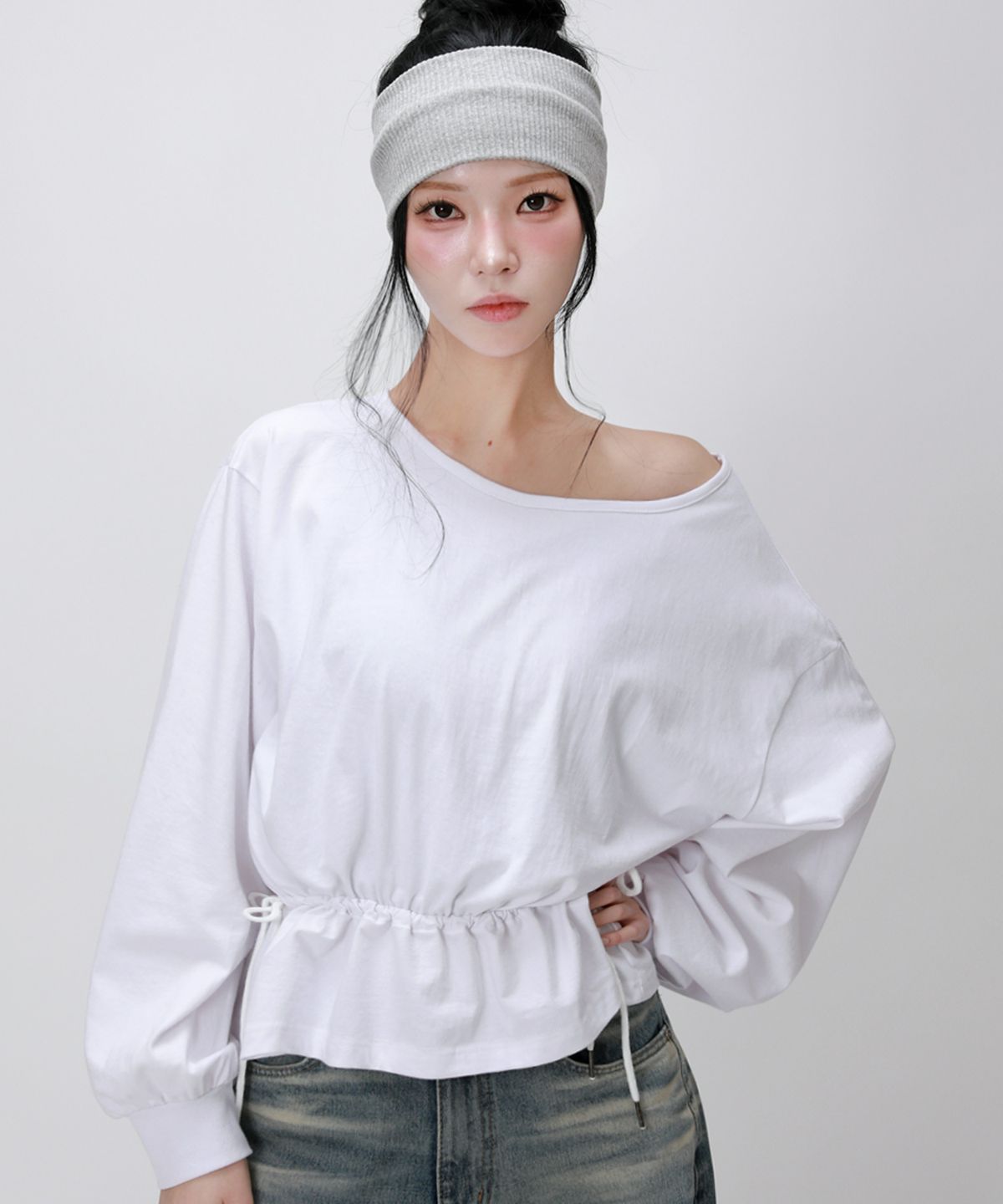 라이크더모스트(LIKE THE MOST) 오프숄더 스트링 스웻 탑_화이트
