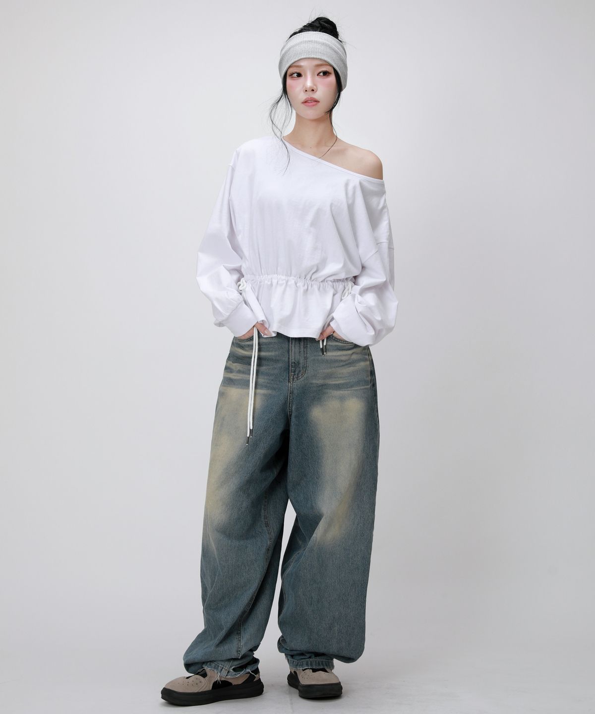 라이크더모스트(LIKE THE MOST) 오프숄더 스트링 스웻 탑_화이트