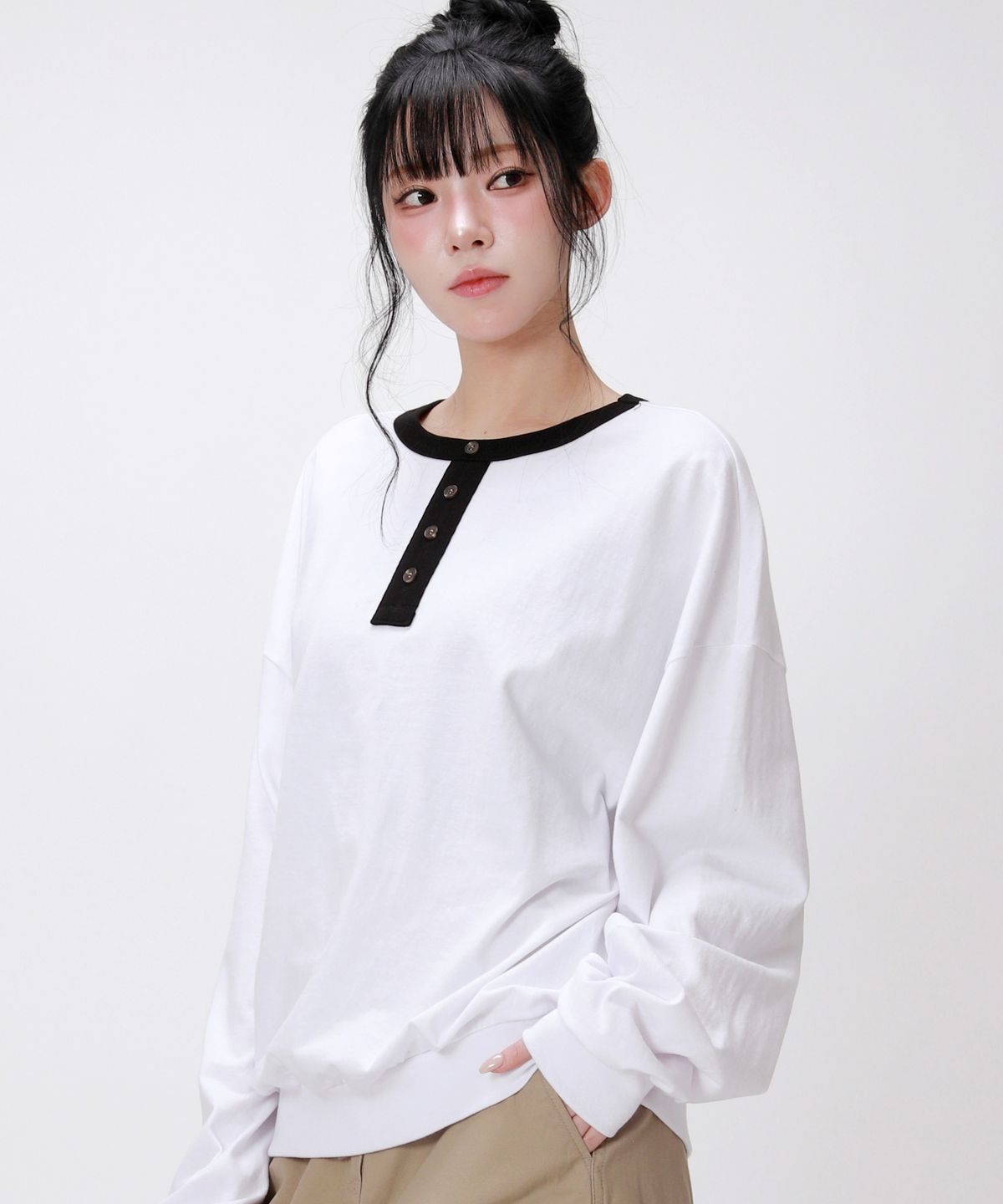라이크더모스트(LIKE THE MOST) 헨리넥 배색 오버핏 맨투맨_화이트