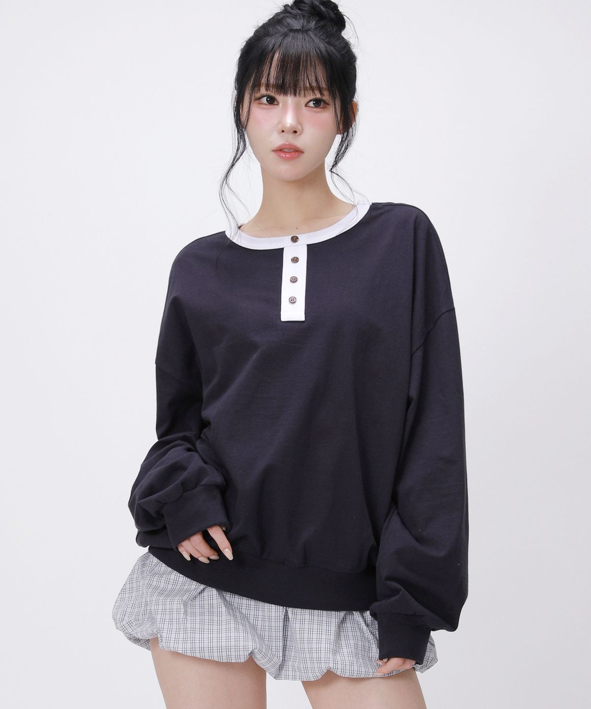 라이크더모스트(LIKE THE MOST) 헨리넥 배색 오버핏 맨투맨_네이비