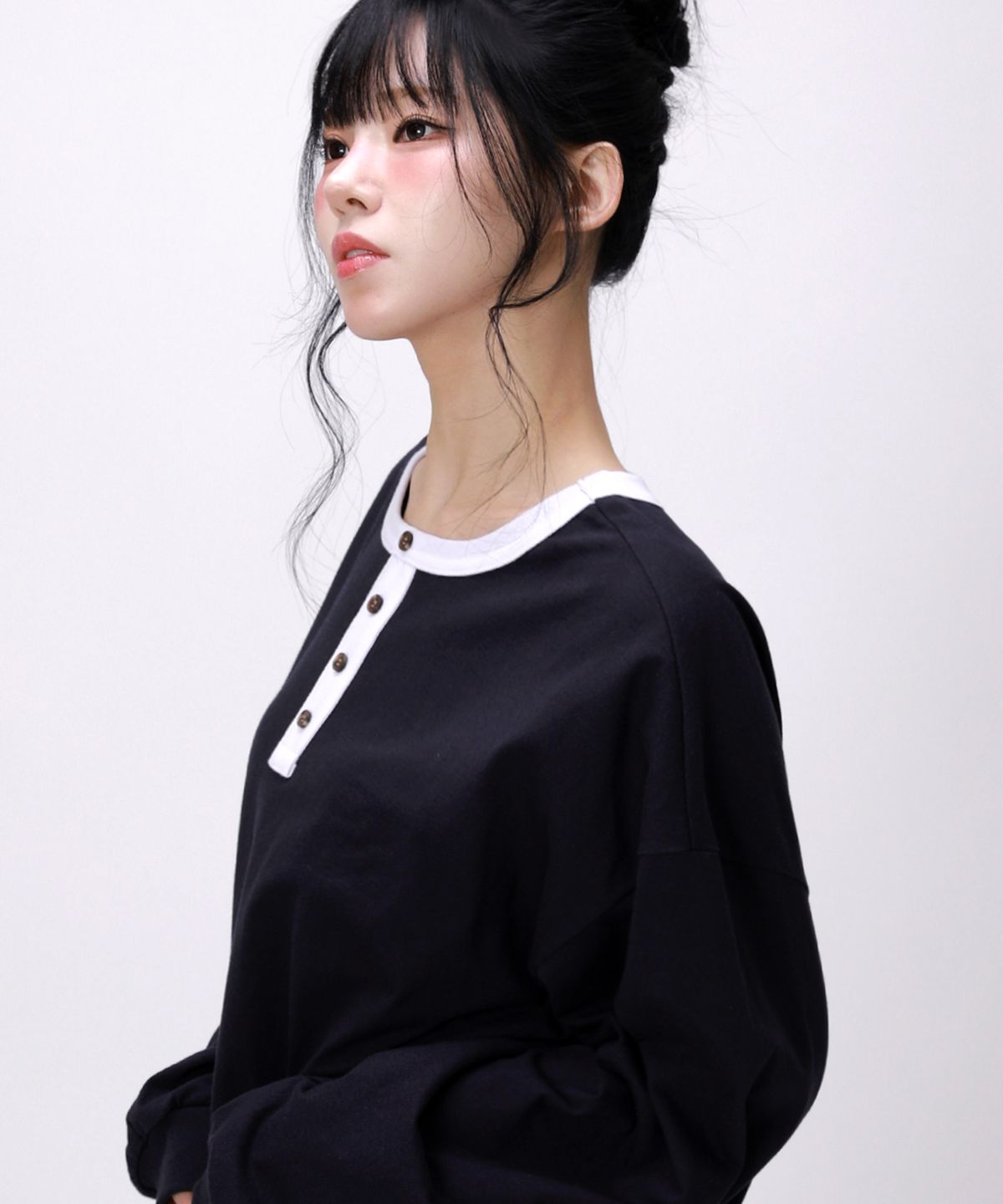 라이크더모스트(LIKE THE MOST) 헨리넥 배색 오버핏 맨투맨_네이비