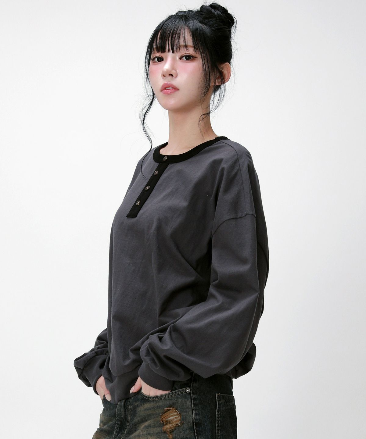 라이크더모스트(LIKE THE MOST) 헨리넥 배색 오버핏 맨투맨_차콜