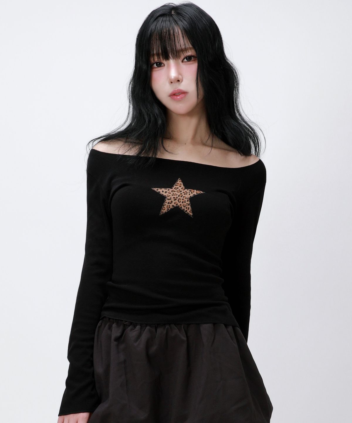 라이크더모스트(LIKE THE MOST) 호피 스타 아플리케 롱슬리브 탑 티셔츠_블랙