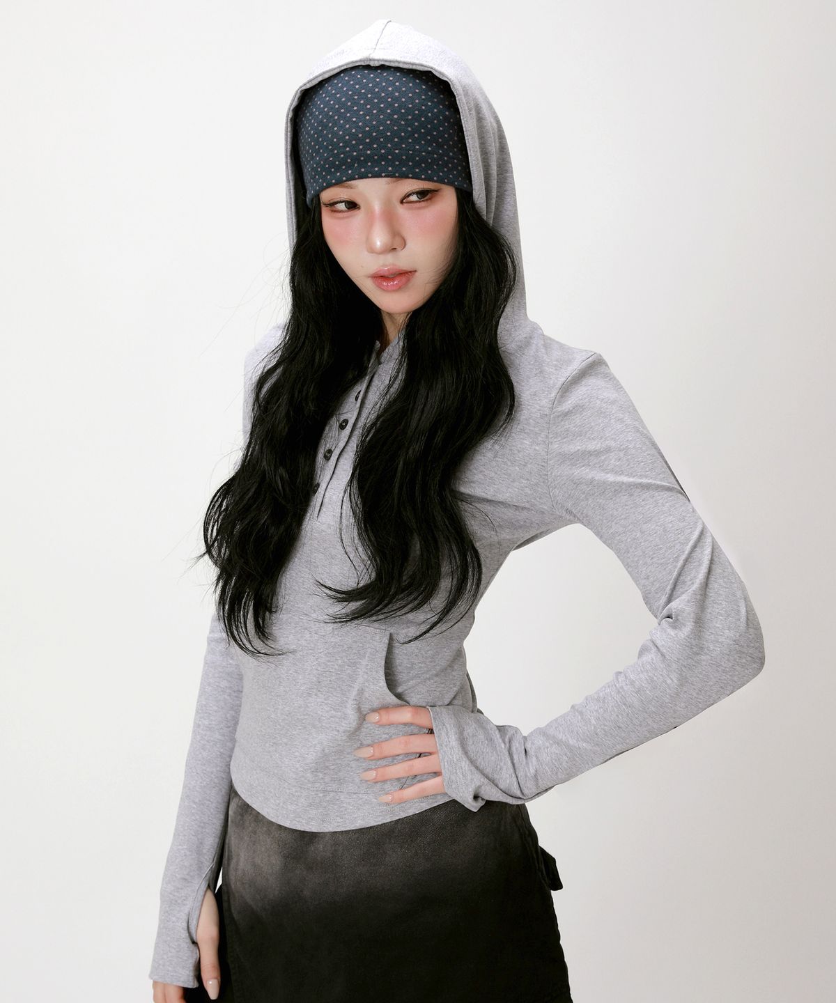 라이크더모스트(LIKE THE MOST) 핑거홀 후드 헨리넥 슬림 티셔츠_그레이
