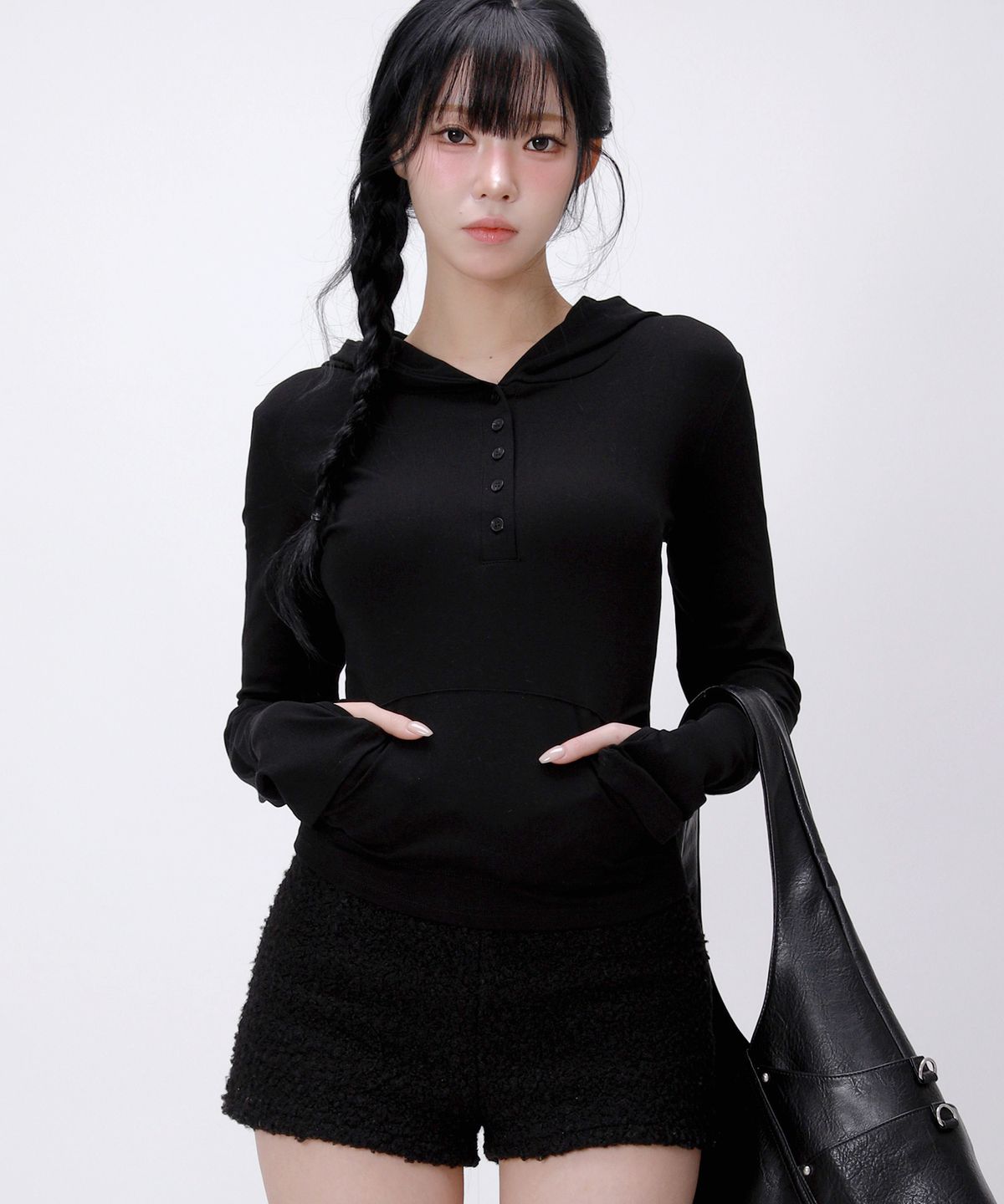라이크더모스트(LIKE THE MOST) 핑거홀 후드 헨리넥 슬림 티셔츠_블랙