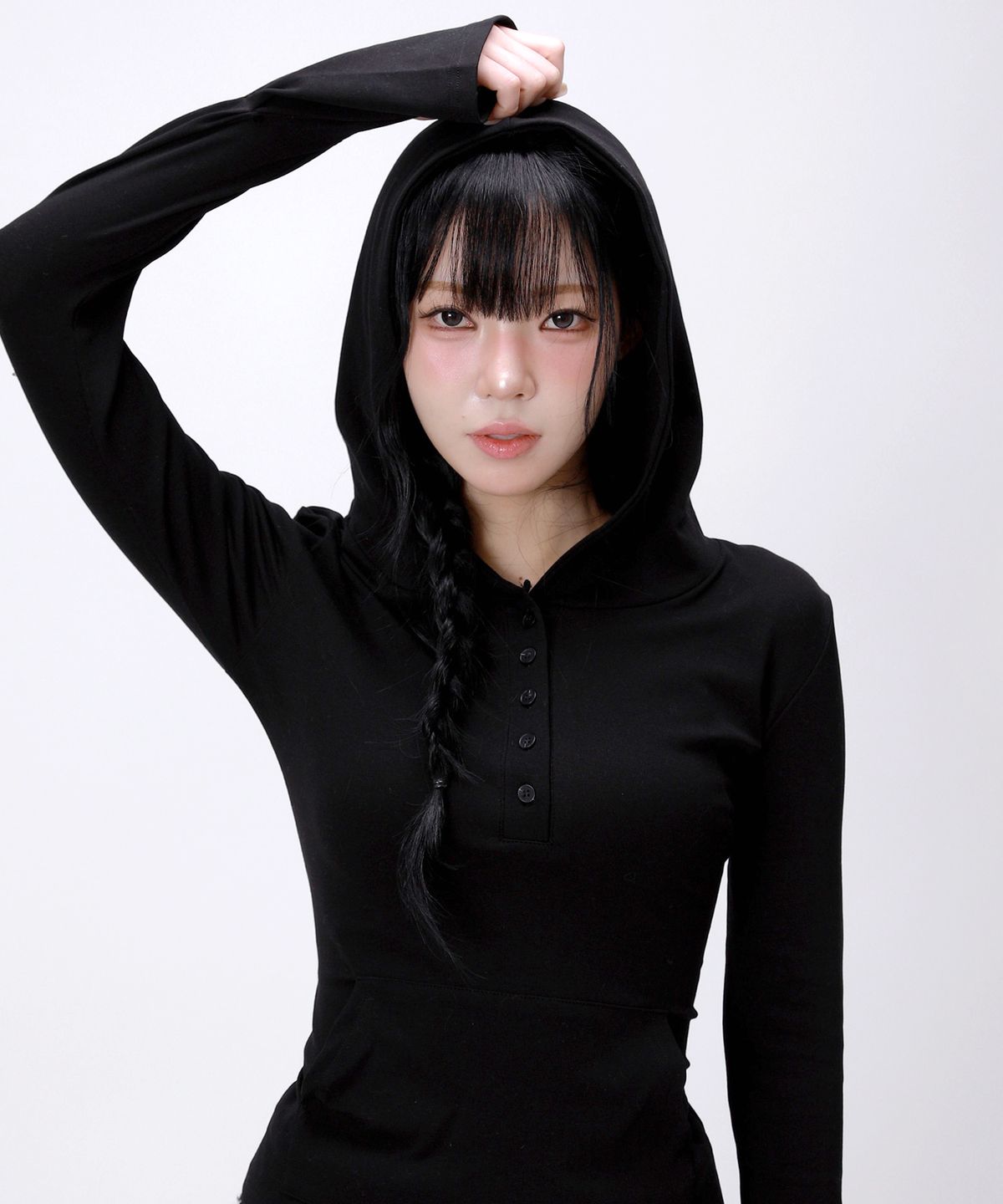 라이크더모스트(LIKE THE MOST) 핑거홀 후드 헨리넥 슬림 티셔츠_블랙