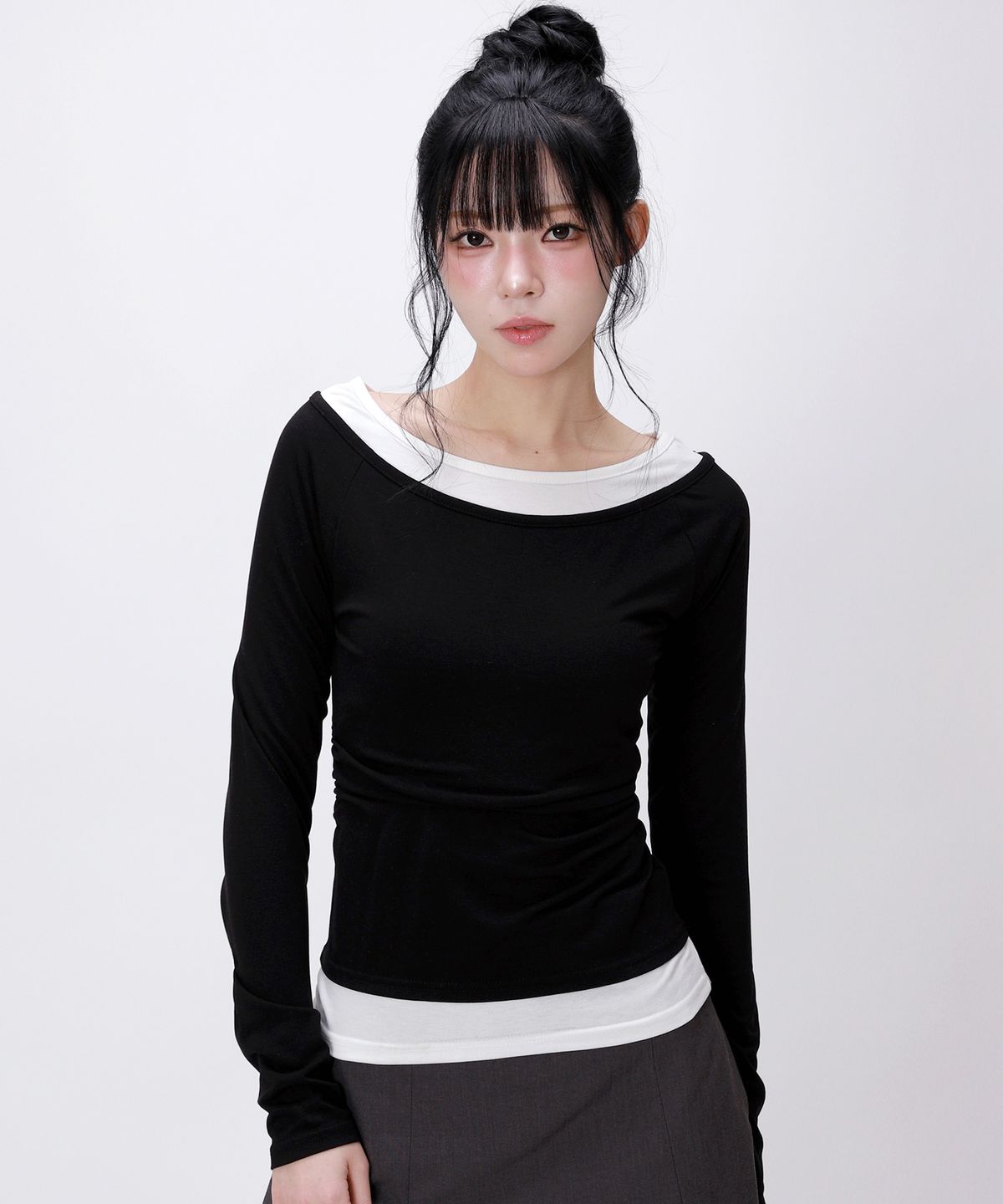 라이크더모스트(LIKE THE MOST) 셔링 포인트 오프 레이어드 티셔츠_화이트블랙