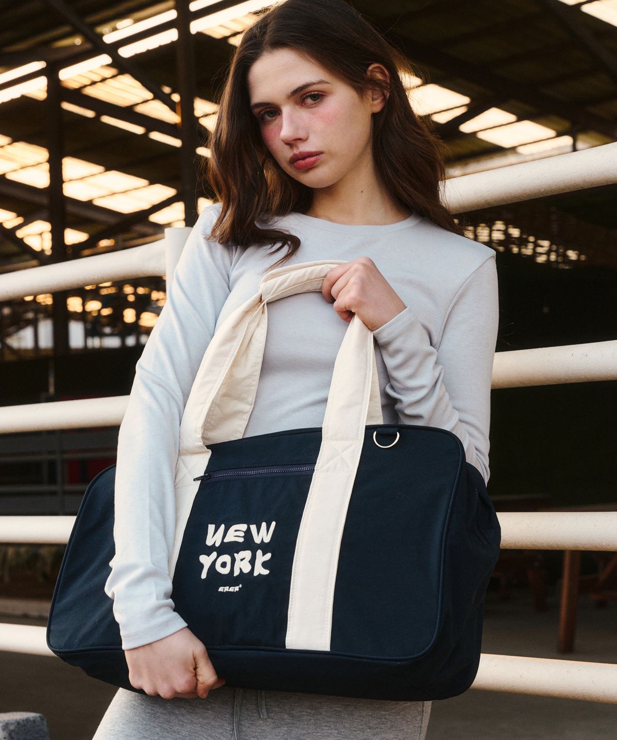 에르에르(ERER) Embroidered New York Sporty bag Navy