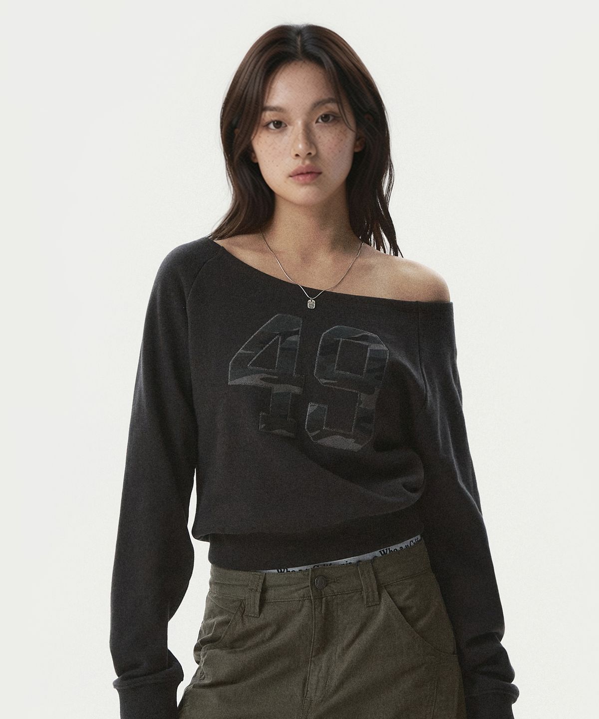 후아유(WHO.A.U) Camo Patch OffShoulder Sweatshirt/ WHMWG2385F