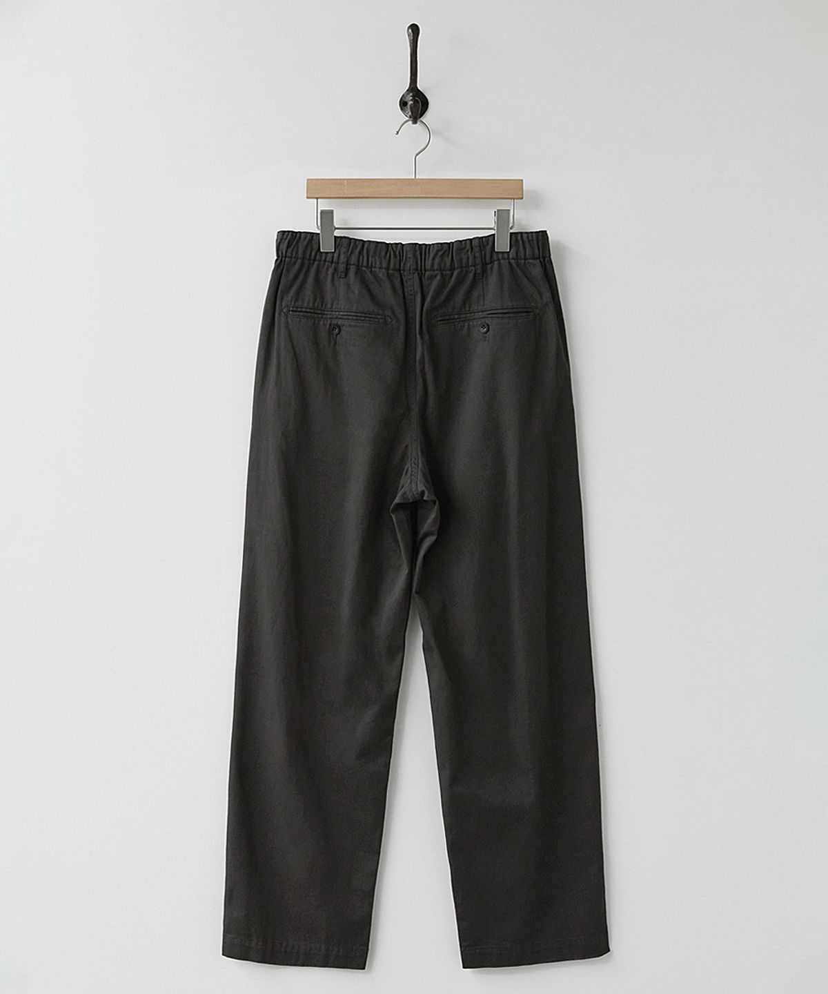 러프사이드(ROUGHSIDE) Box Pleat Pants Charcoal