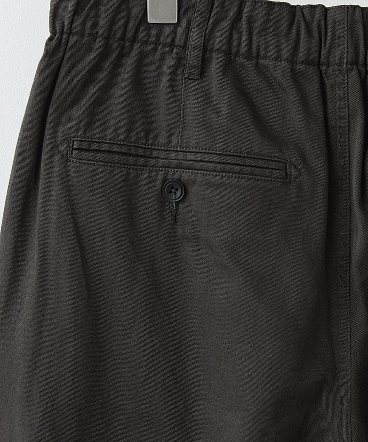 러프사이드(ROUGHSIDE) Box Pleat Pants Charcoal