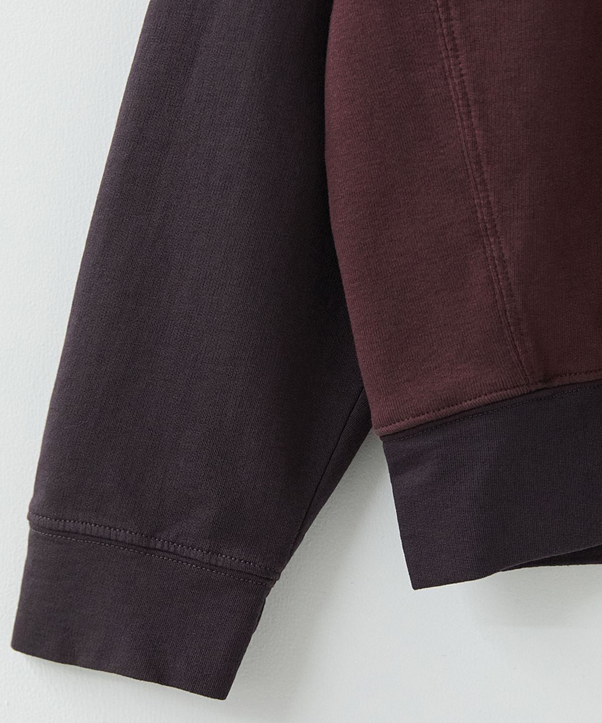 러프사이드(ROUGHSIDE) Contrast Panel Long Sleeve Burgundy/Deep Purple
