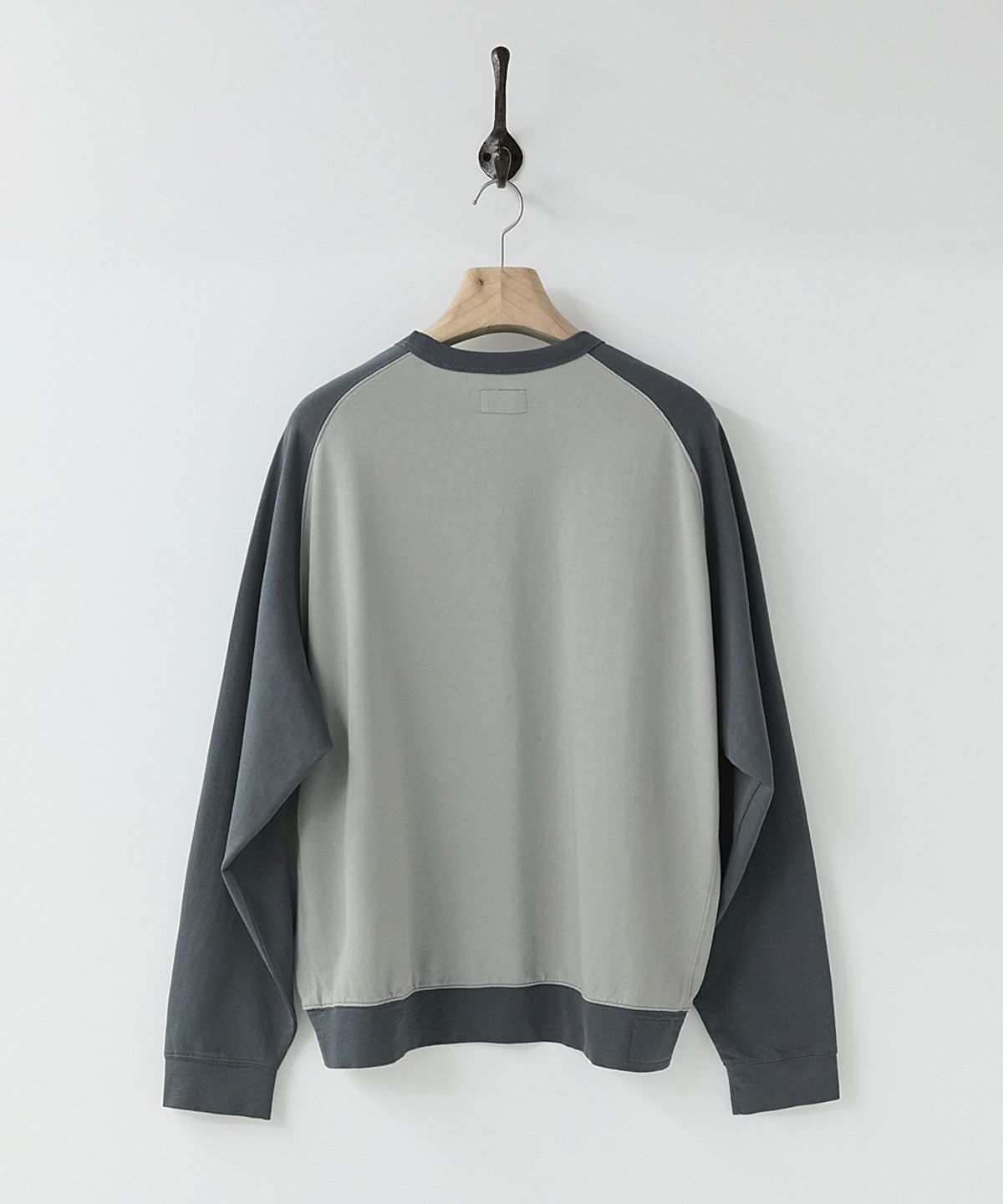 러프사이드(ROUGHSIDE) Contrast Panel Long Sleeve Light Grey/Charcoal