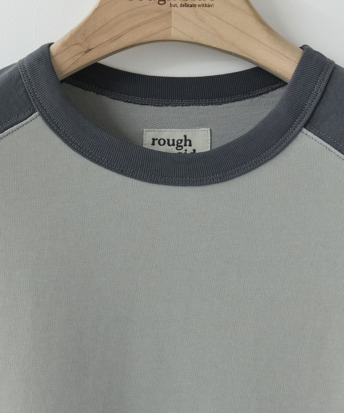 러프사이드(ROUGHSIDE) Contrast Panel Long Sleeve Light Grey/Charcoal