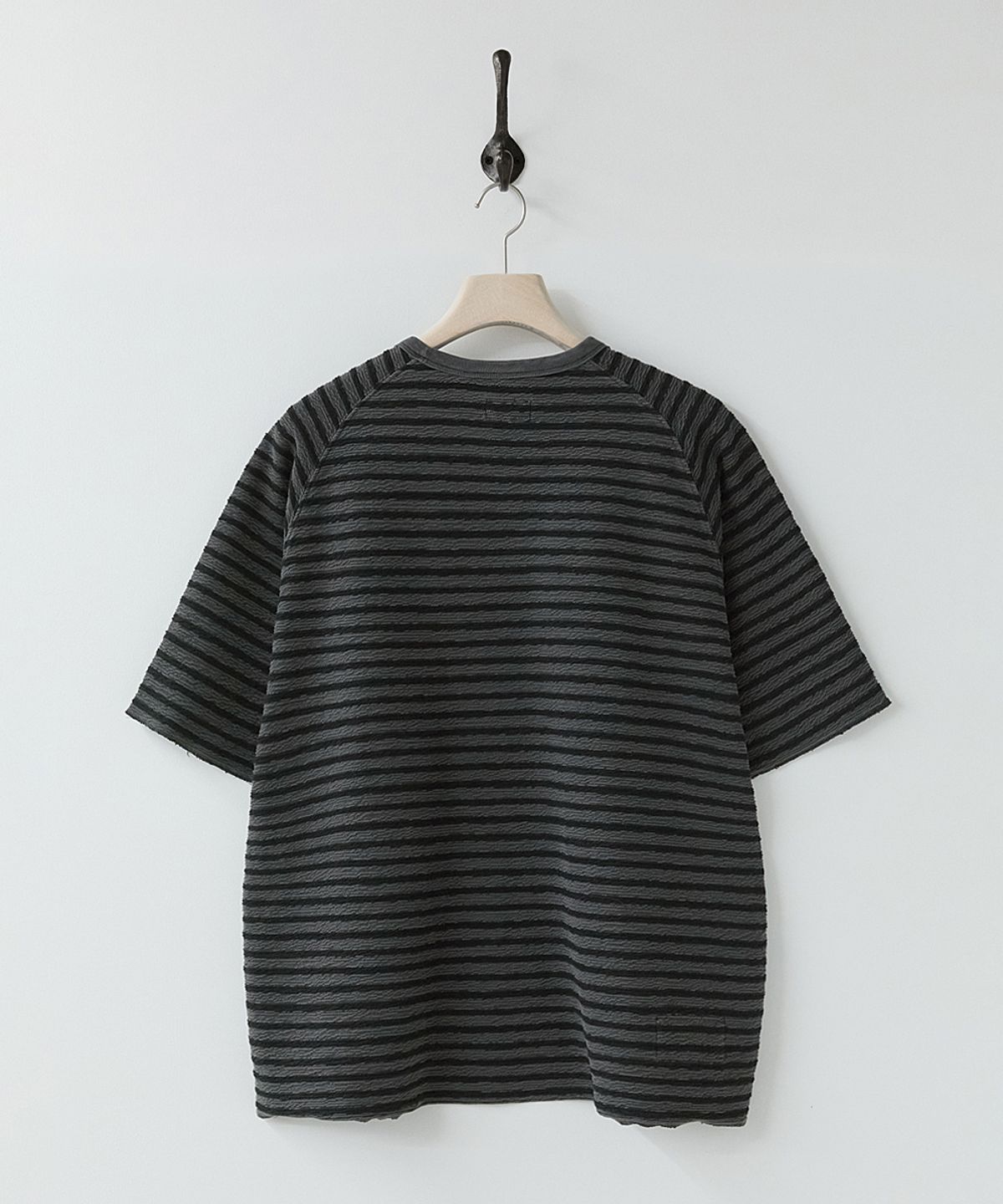 러프사이드(ROUGHSIDE) Dyed Stripe Half Sleeve Charcoal
