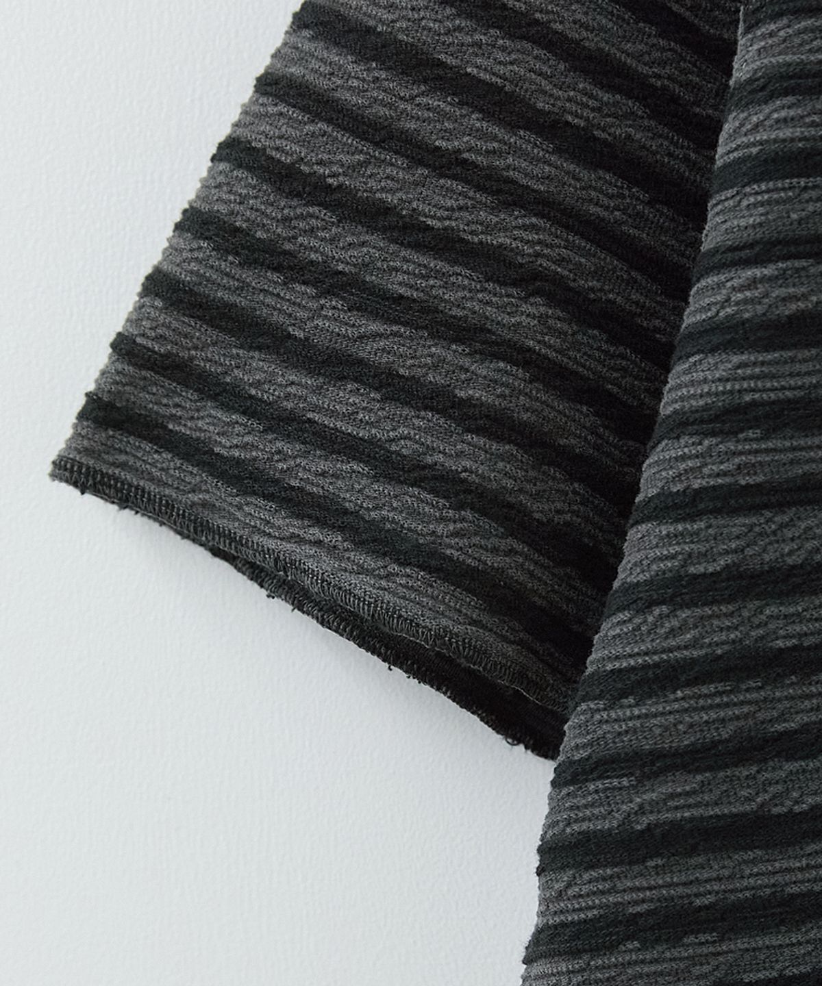 러프사이드(ROUGHSIDE) Dyed Stripe Half Sleeve Charcoal