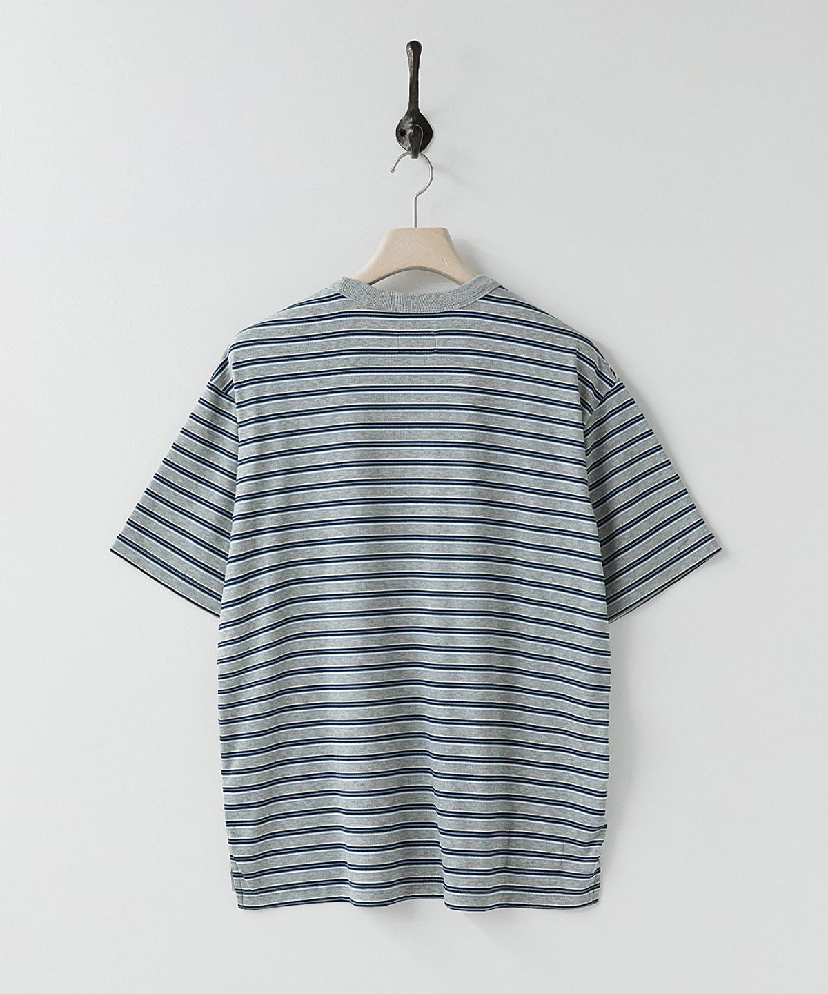 러프사이드(ROUGHSIDE) Fluid Stripe Half Sleeve M.Grey