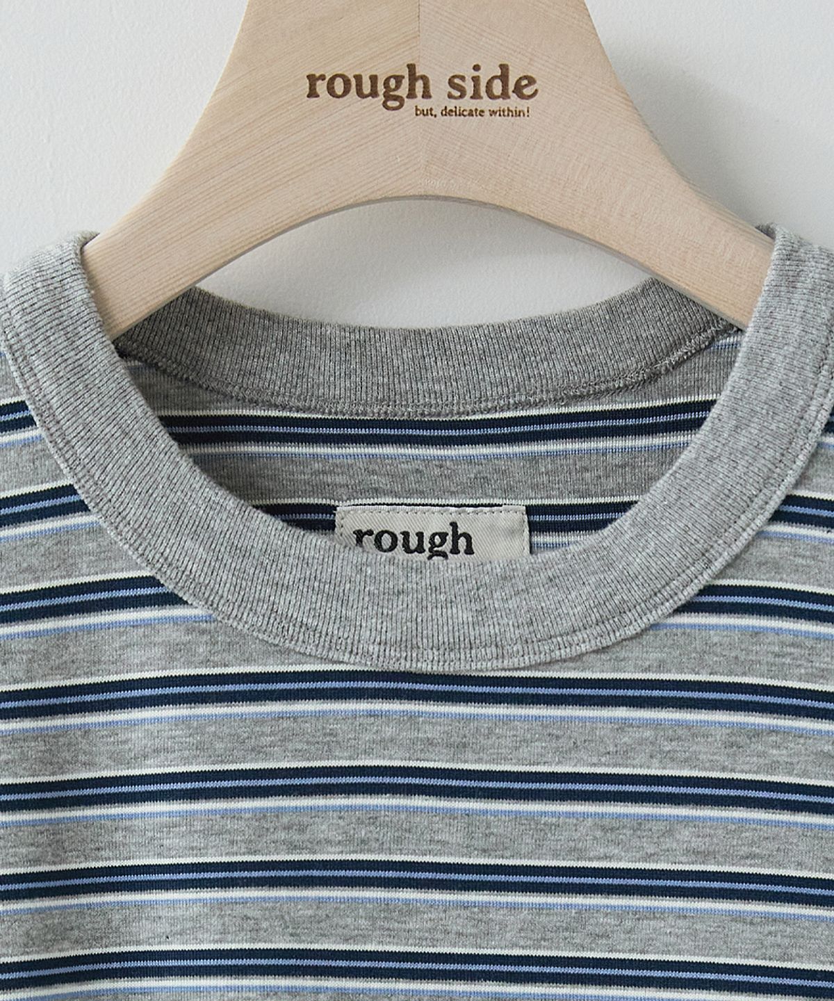 러프사이드(ROUGHSIDE) Fluid Stripe Half Sleeve M.Grey
