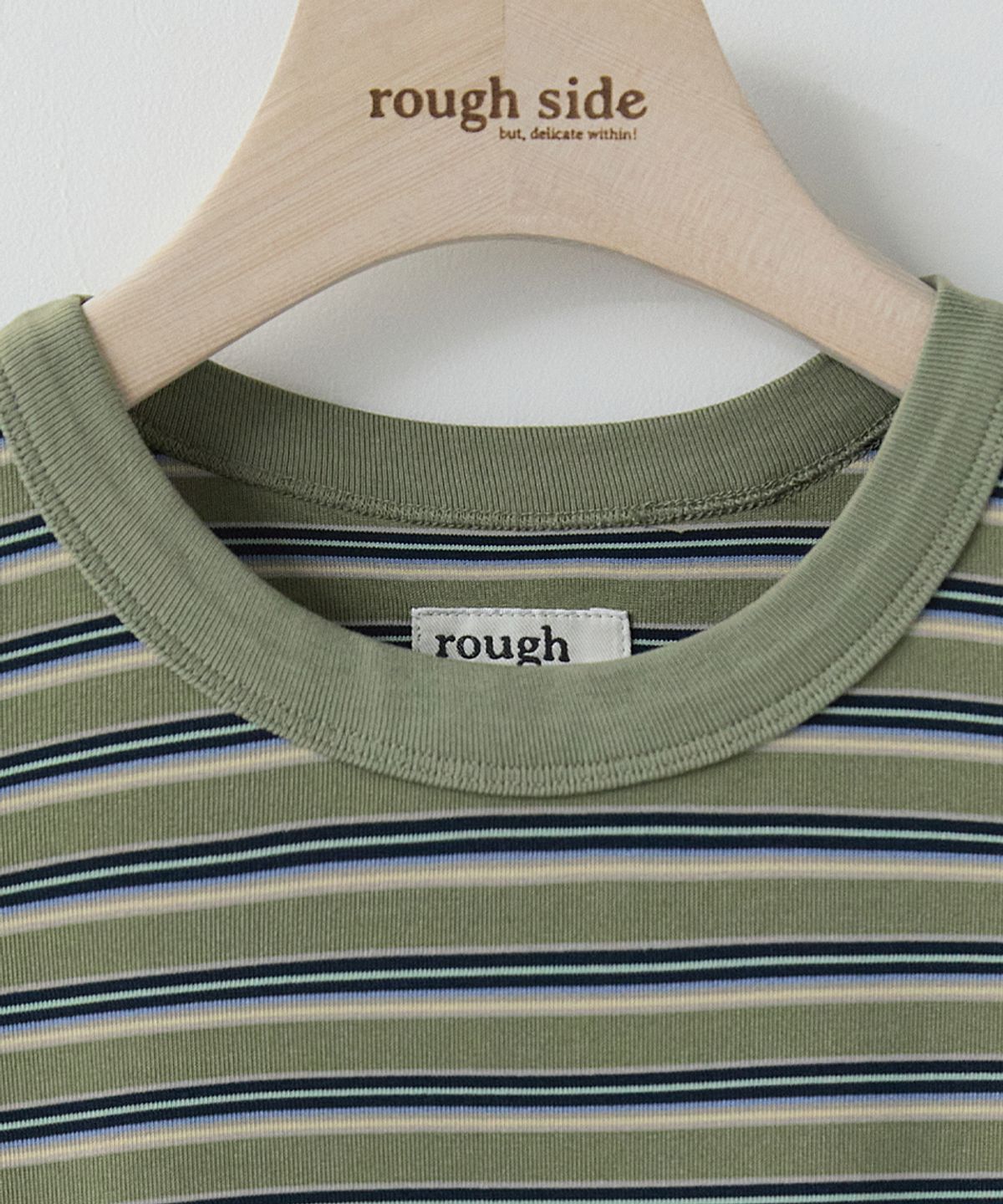 러프사이드(ROUGHSIDE) Fluid Stripe Half Sleeve Olive