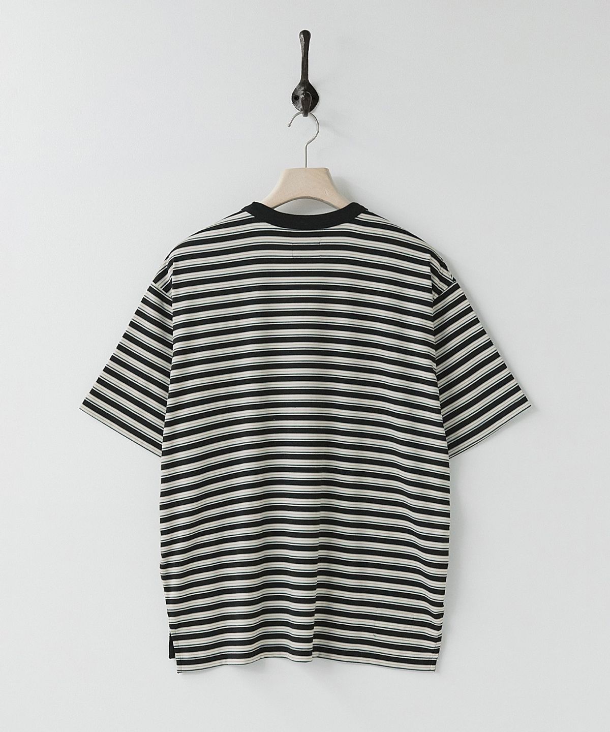 러프사이드(ROUGHSIDE) Fluid Stripe Half Sleeve Black