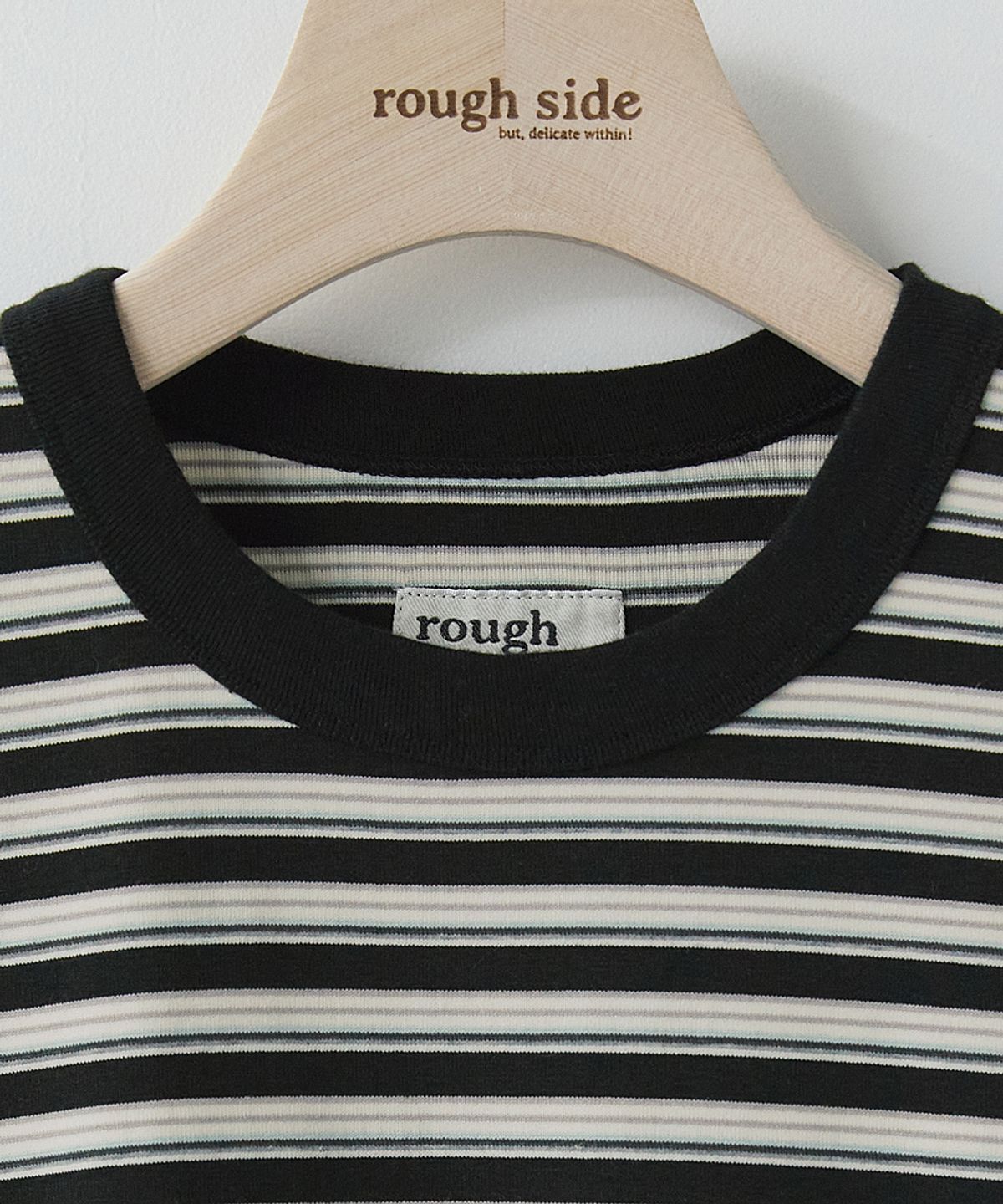 러프사이드(ROUGHSIDE) Fluid Stripe Half Sleeve Black