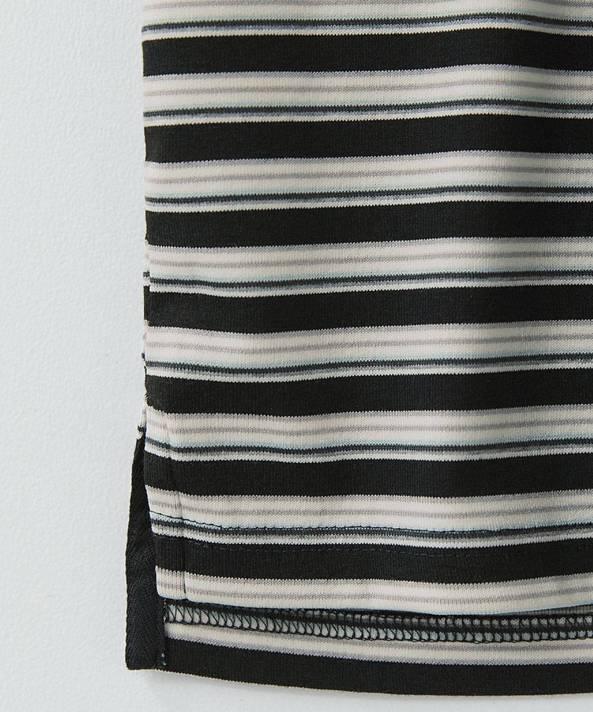 러프사이드(ROUGHSIDE) Fluid Stripe Half Sleeve Black