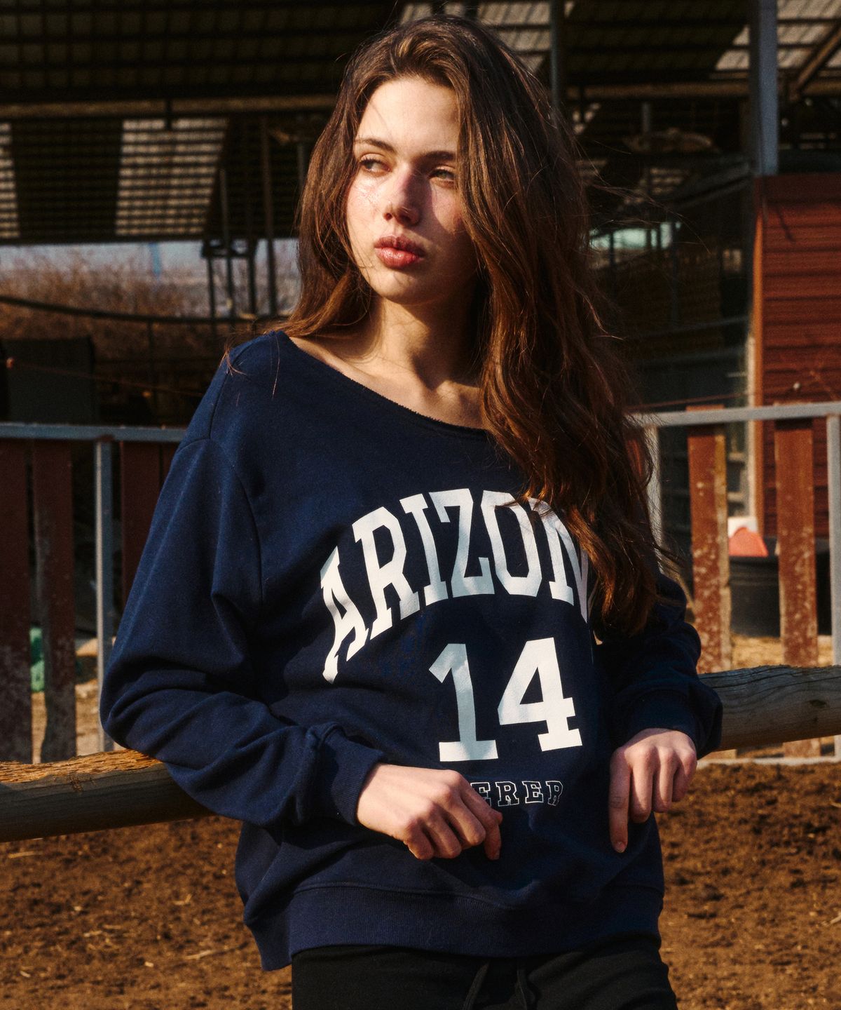 에르에르(ERER) Off-shoulder Arizona Sweatshirt Navy