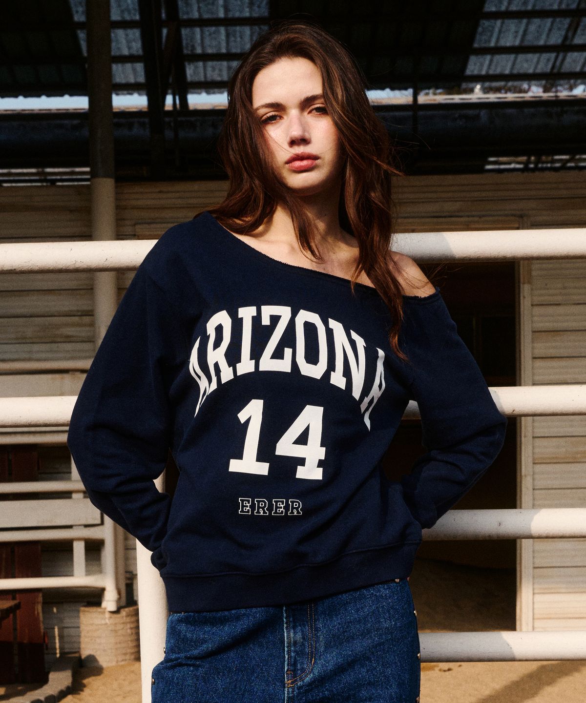 에르에르(ERER) Off-shoulder Arizona Sweatshirt Navy