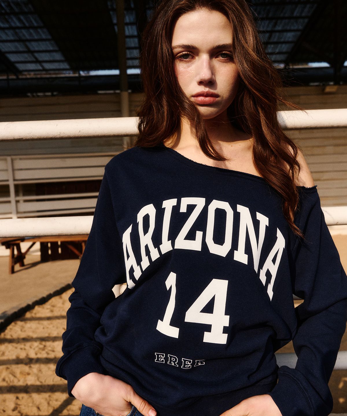 에르에르(ERER) Off-shoulder Arizona Sweatshirt Navy